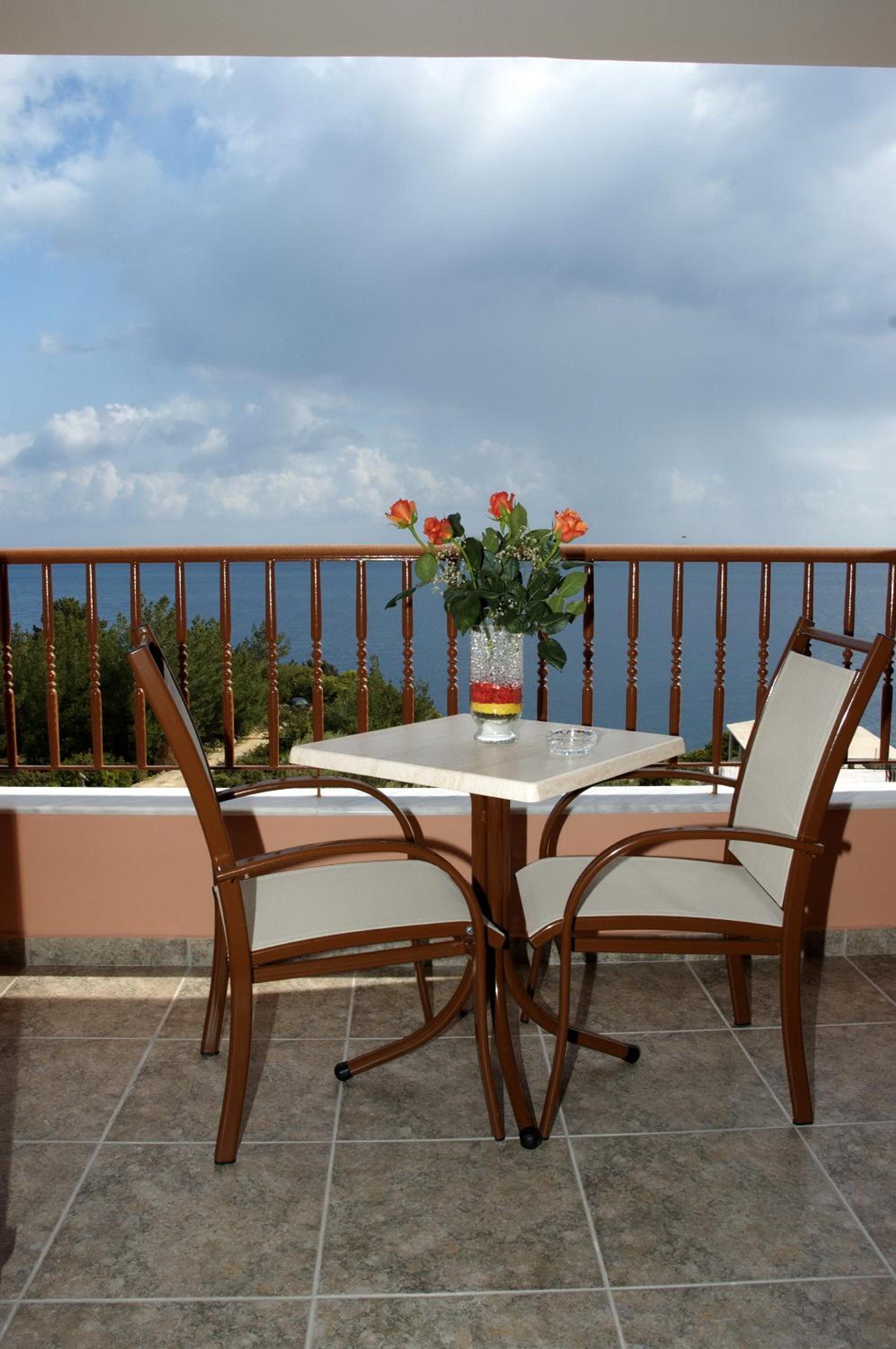 Deluxe Double Room with Balcony and Sea View photo 2