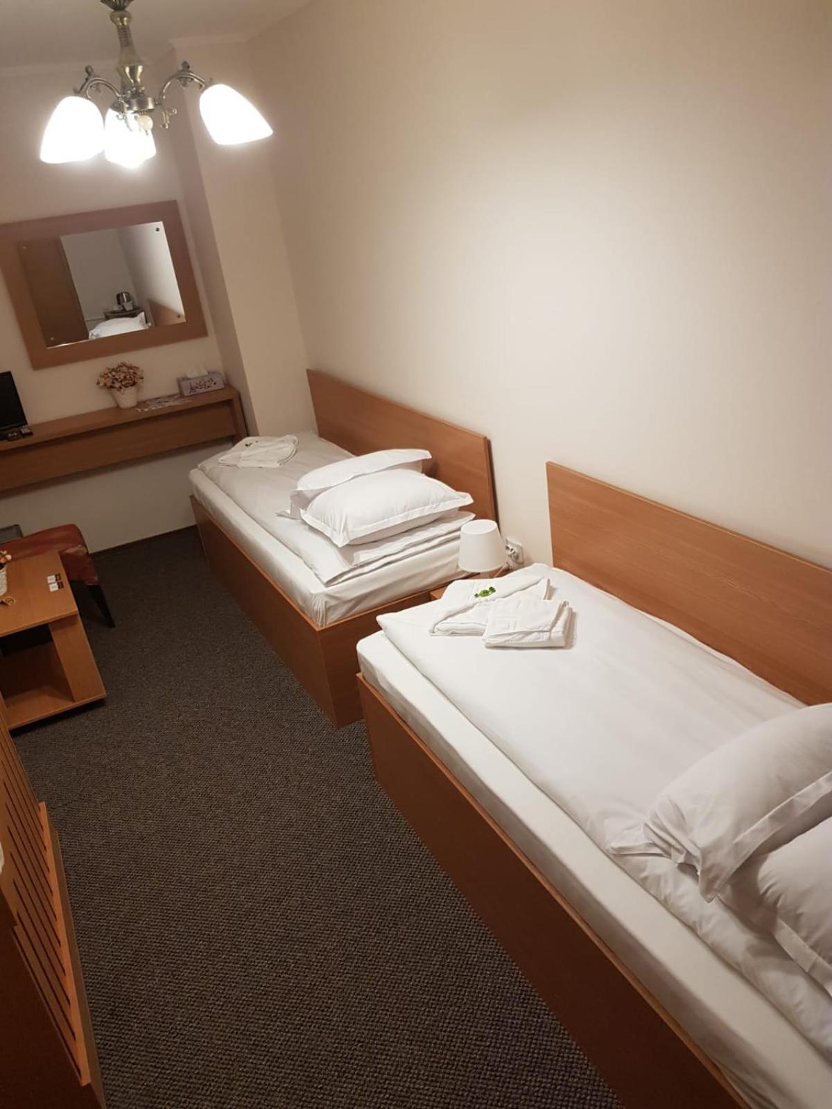 Economy Twin Room - Photo 4