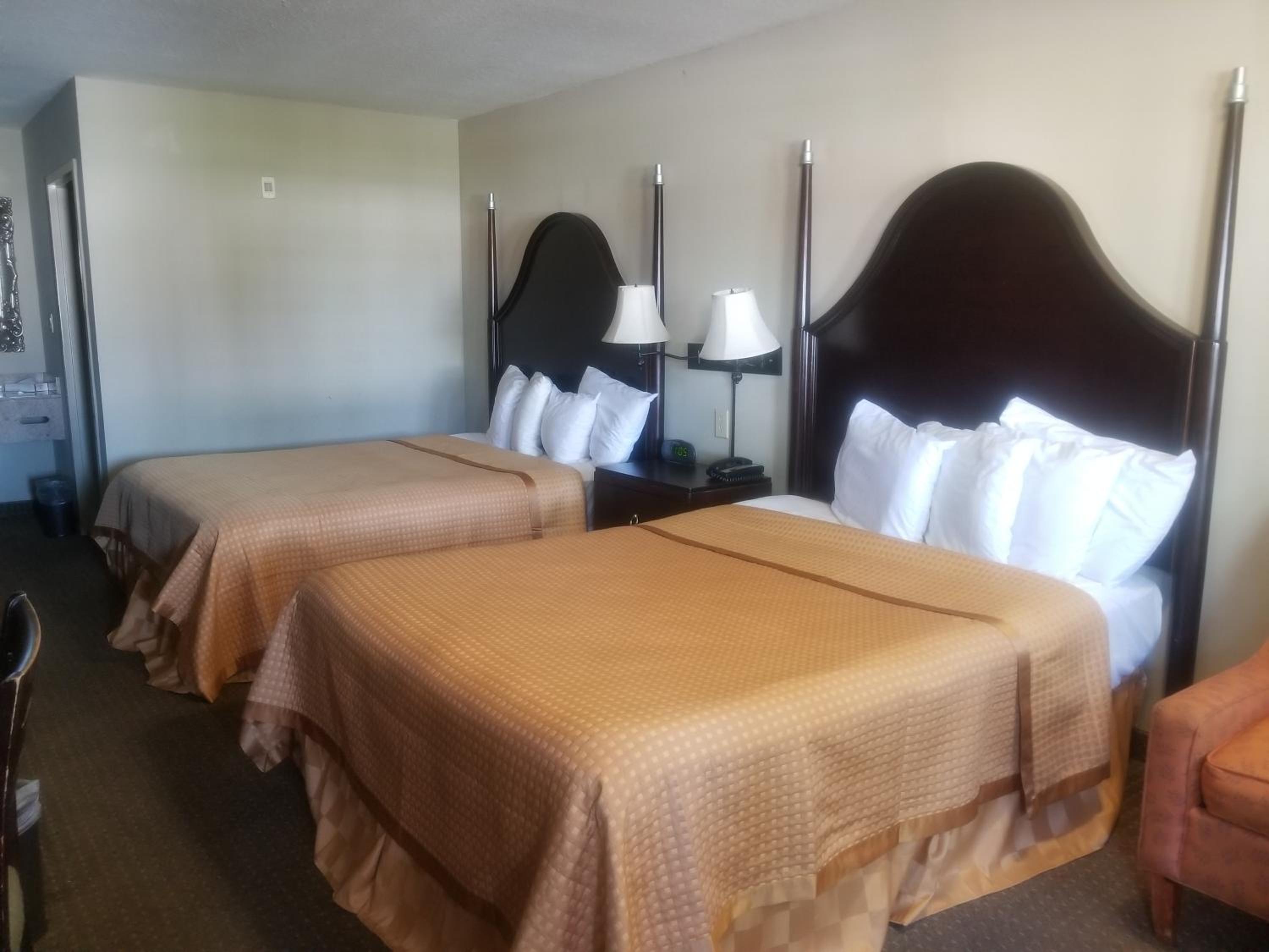 Queen Room with Two Queen Beds - Non-Smoking - Photo 1