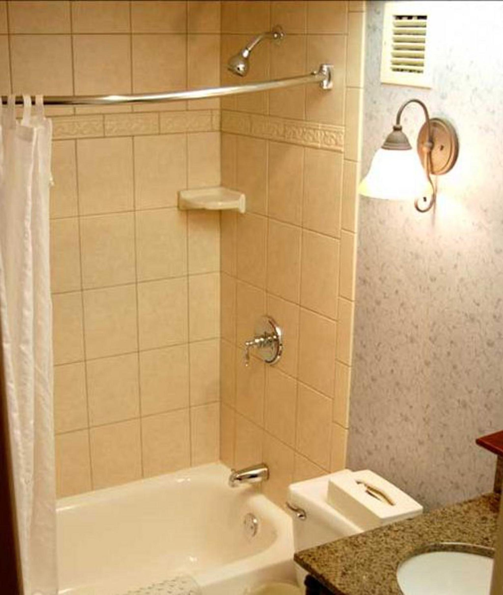 Queen Room with Two Queen Beds - Photo 4