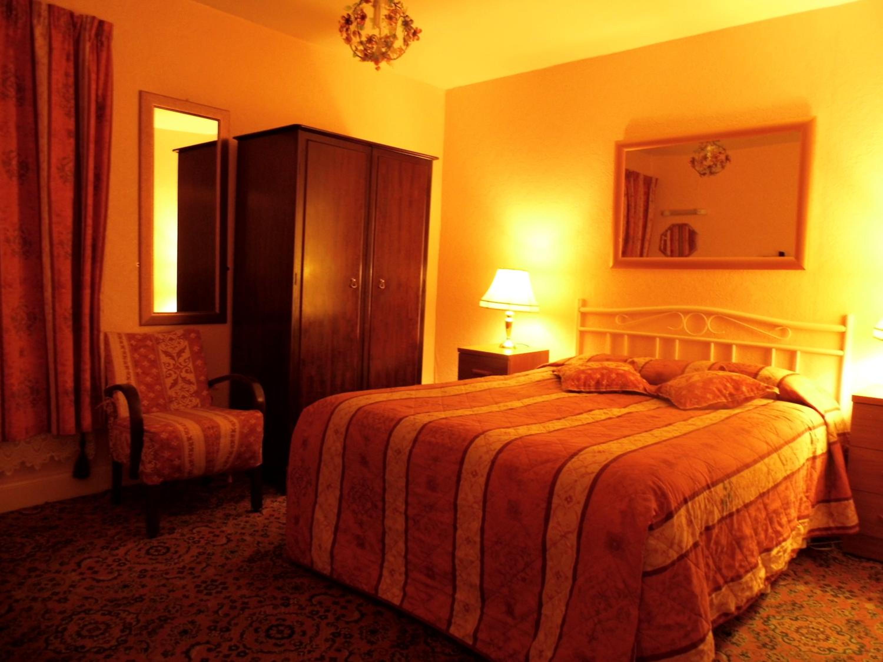 Double Room with Ensuite - Photo 5
