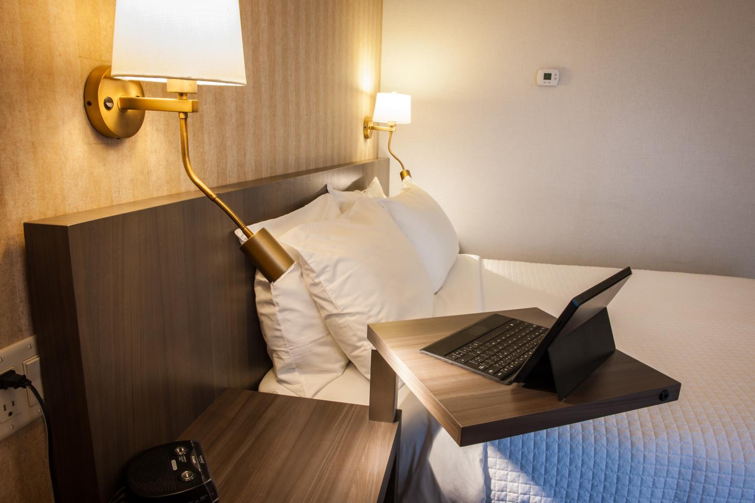 Business Room, Queen-size bed, single sofa-bed, wooden floor photo 3