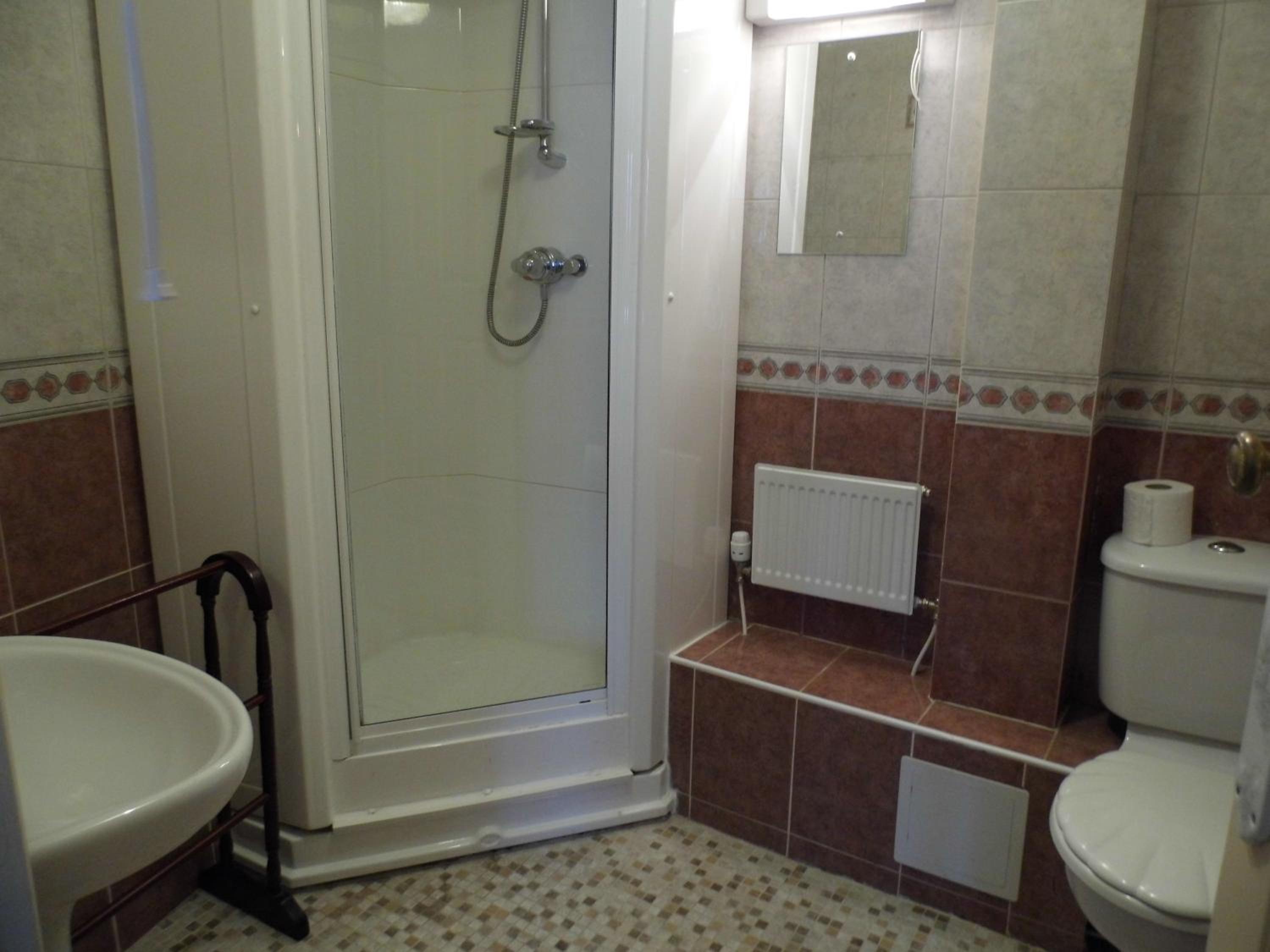 Double Room with Ensuite - Photo 7