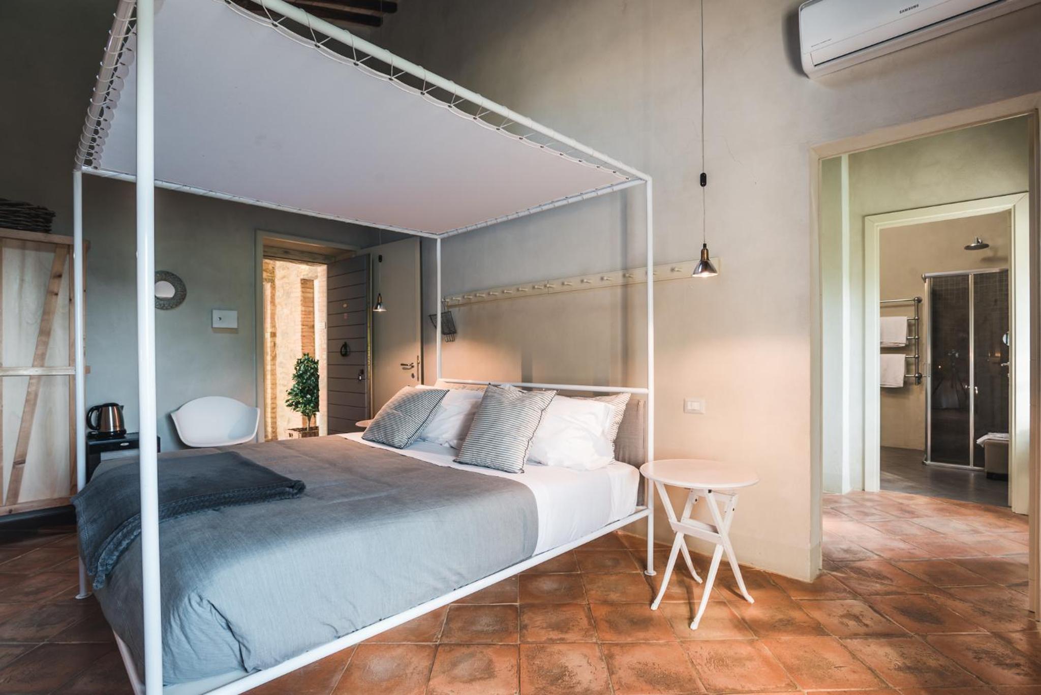 Deluxe Suite - Photo 8