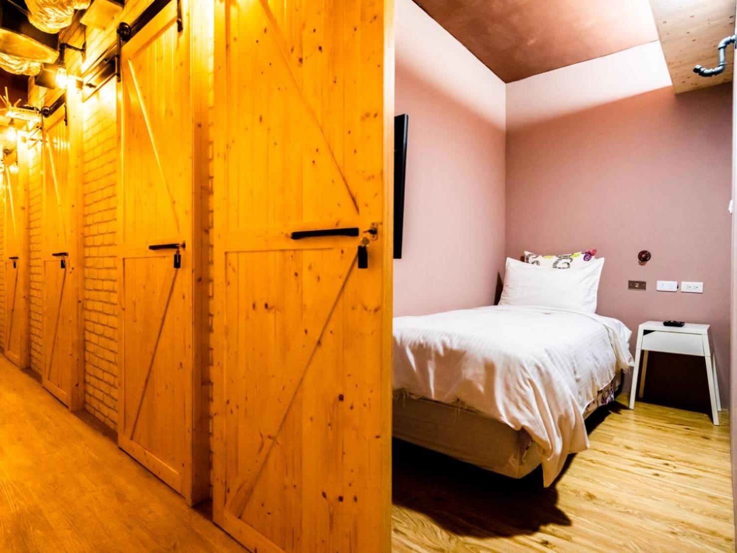 Single Room with Shared Bathroom and Free Room Upgrade photo 1