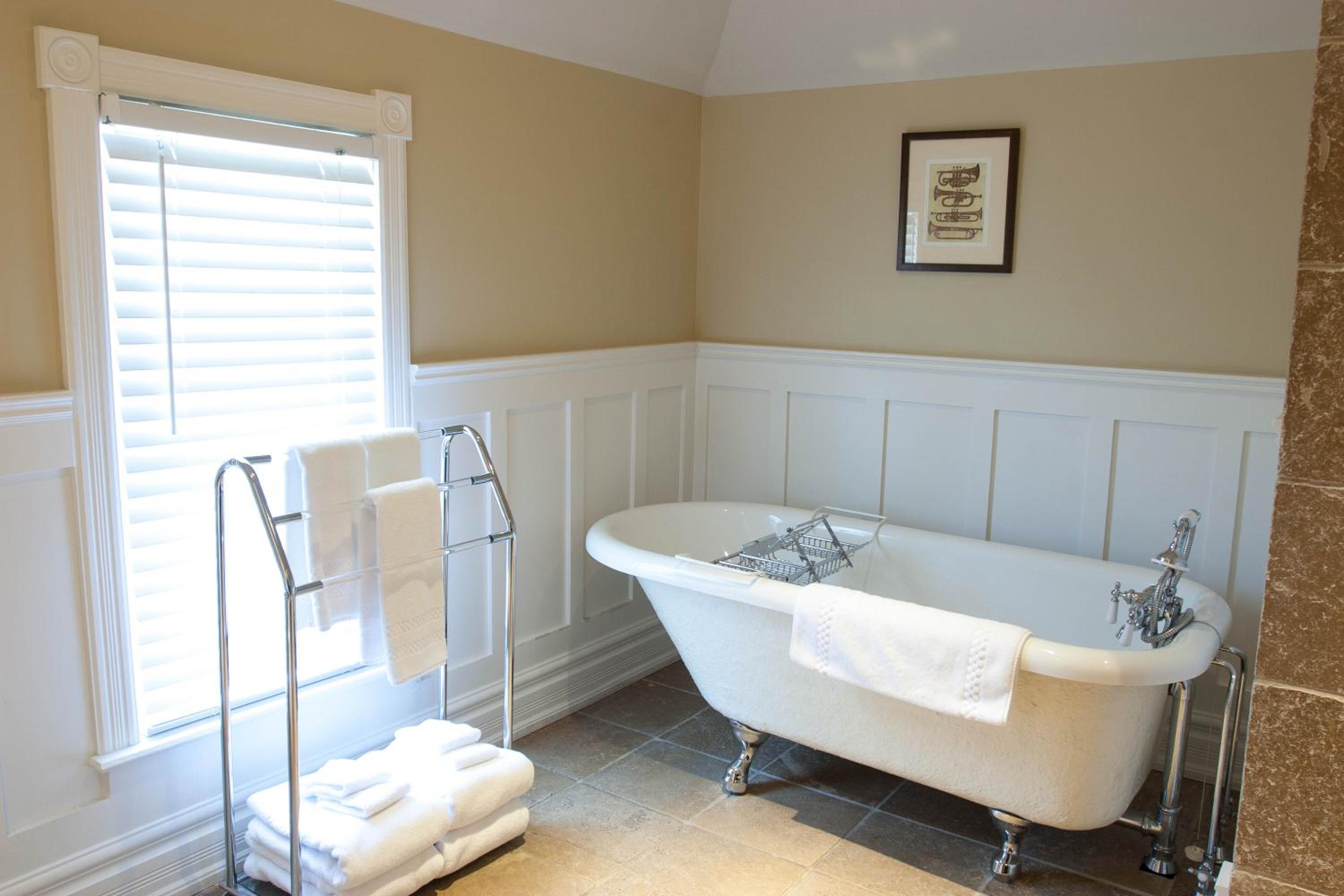 Deluxe King Suite with Sofa Bed photo 3