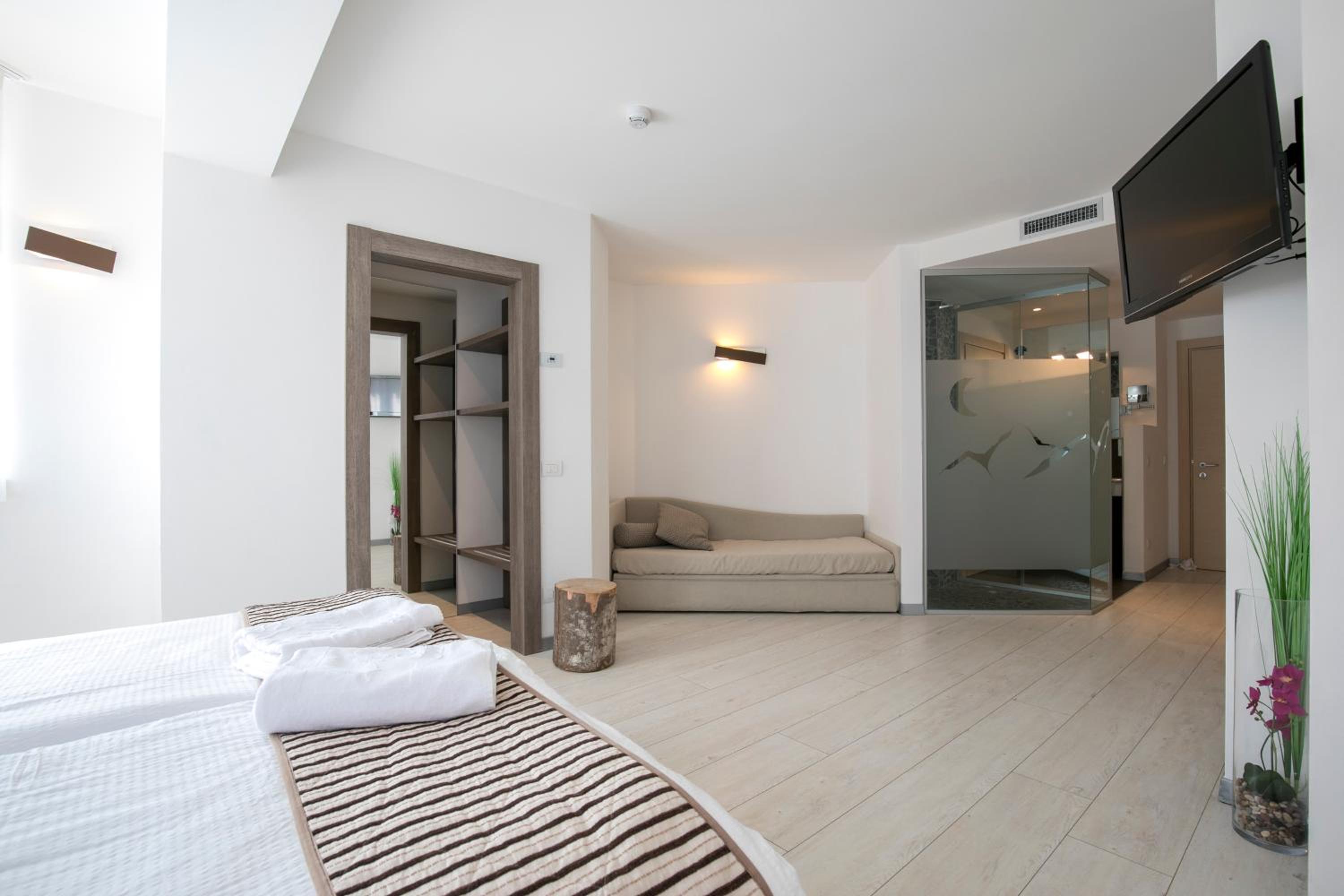 Junior Suite (3 Adults) - Photo 8