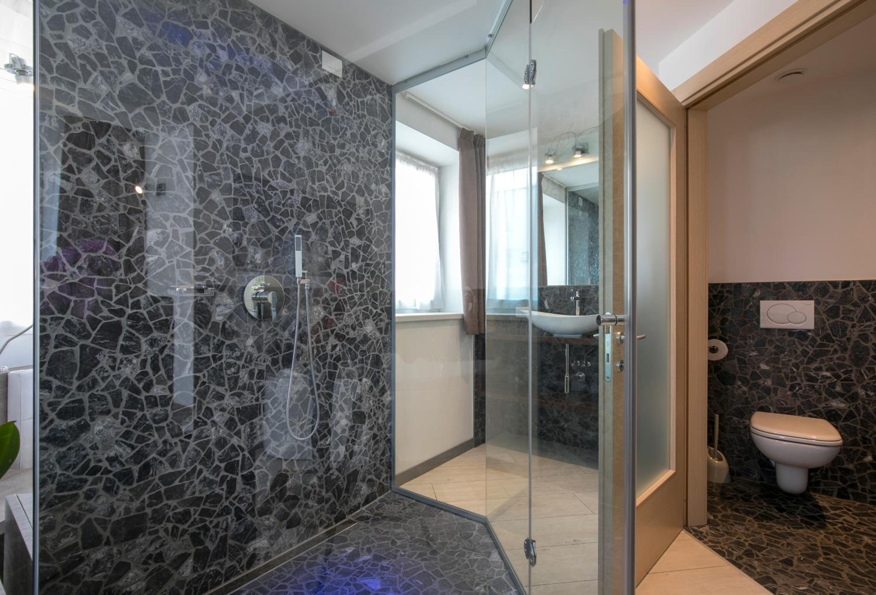 Suite - Photo 12