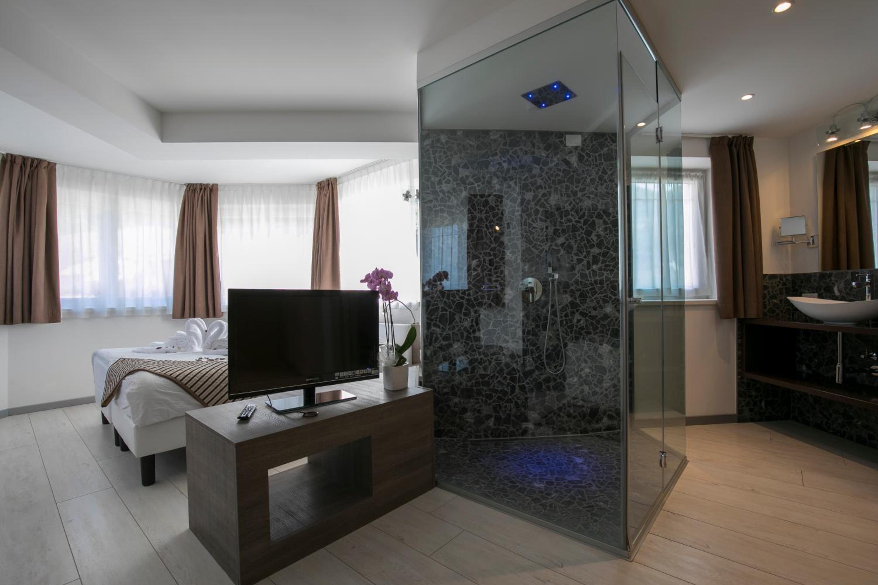 Suite - Photo 7