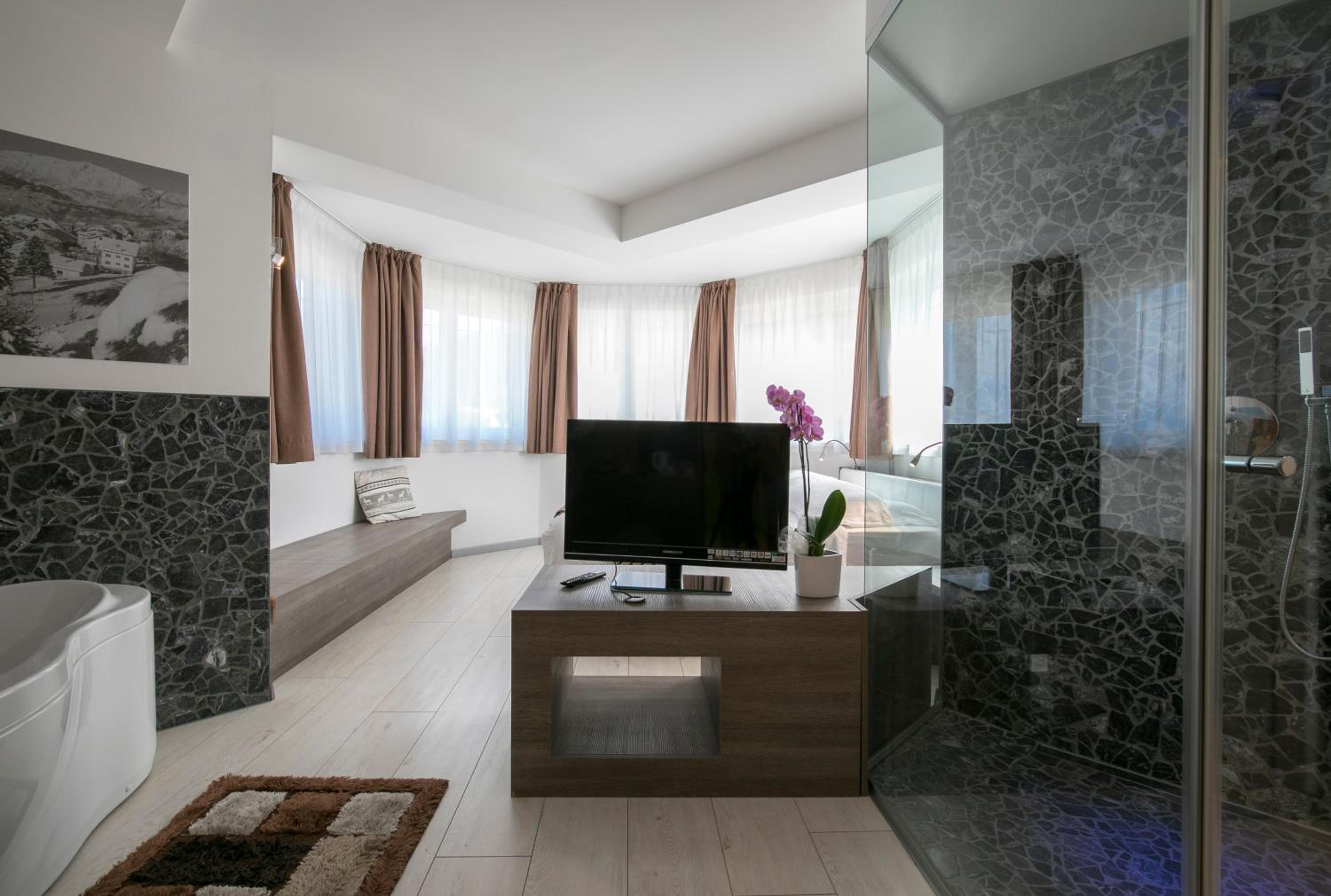 Suite - Photo 5