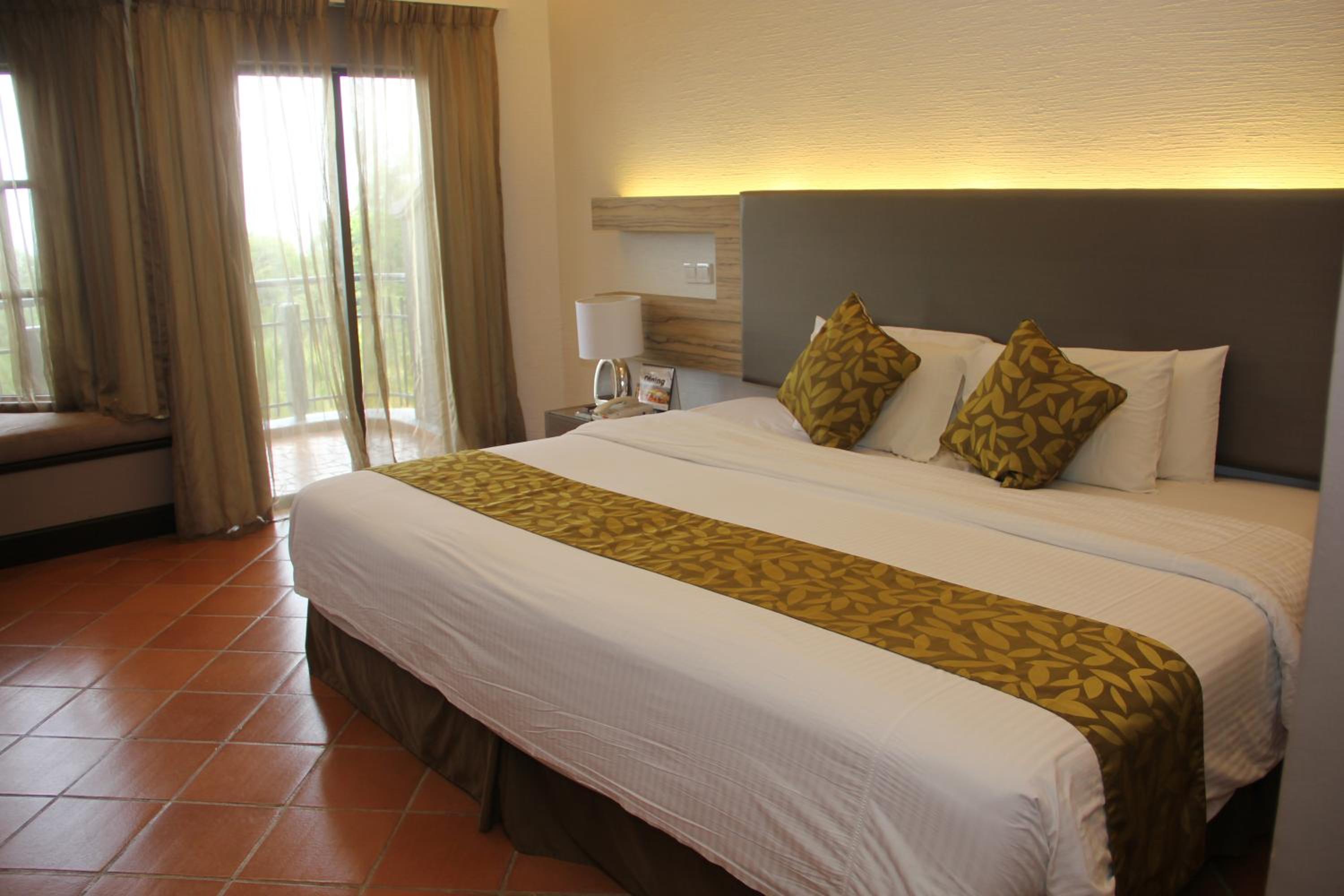Deluxe Sea Front King Room - Photo 9