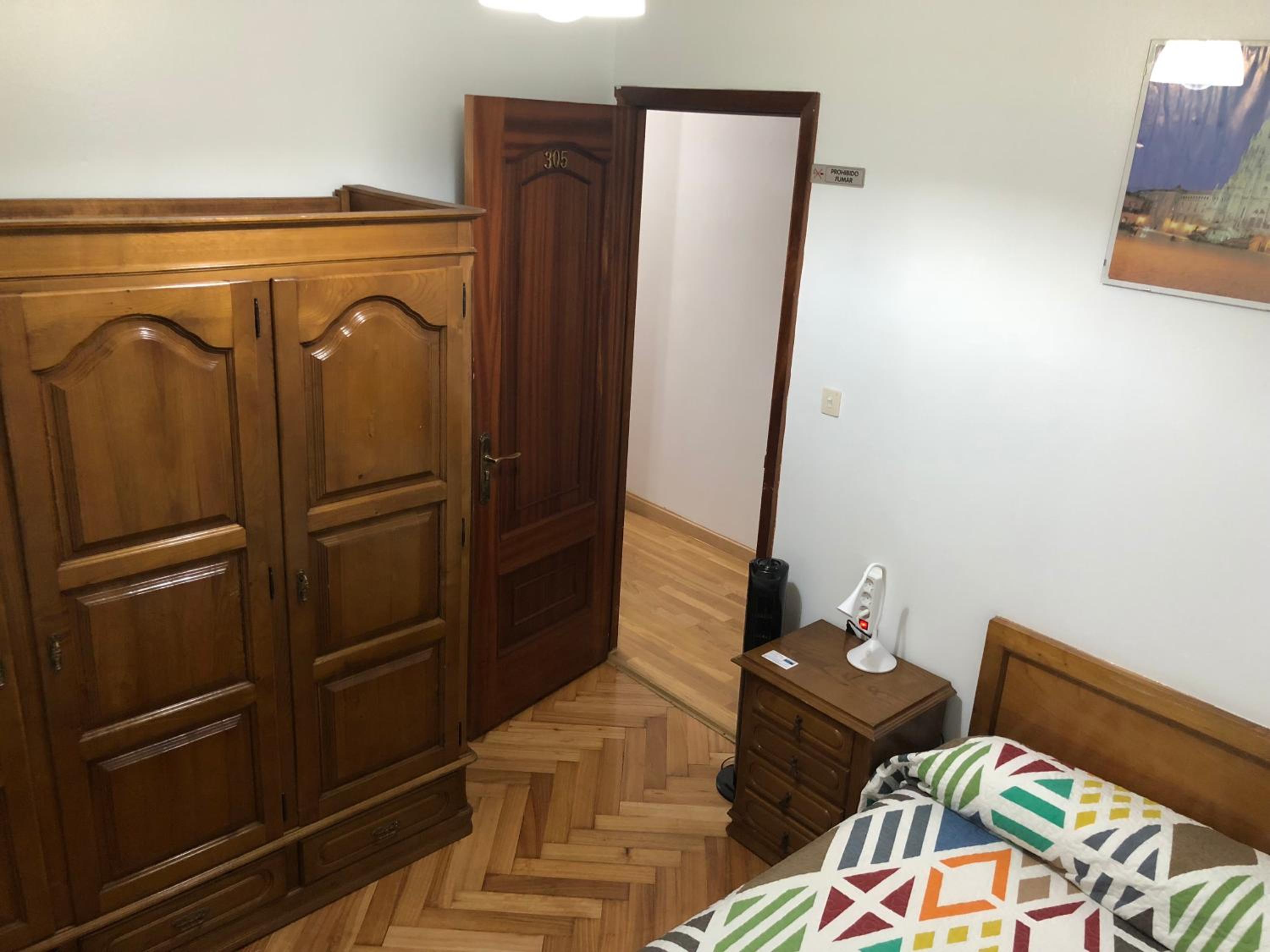Habitación individual interior con baño compartido