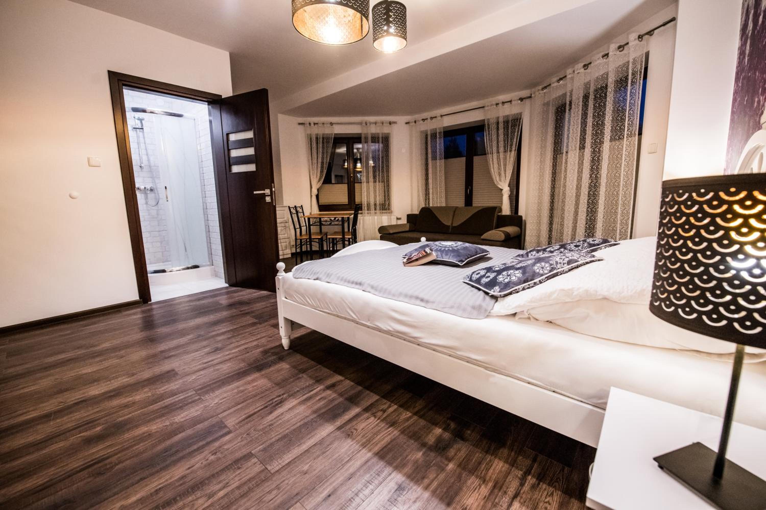 Deluxe Room (2 Adults + 1 Child) - Photo 2