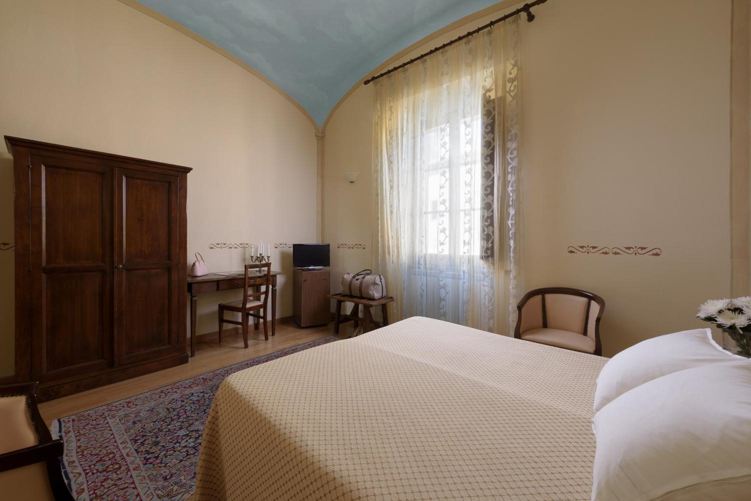 Classic Double or Twin Room - Photo 8