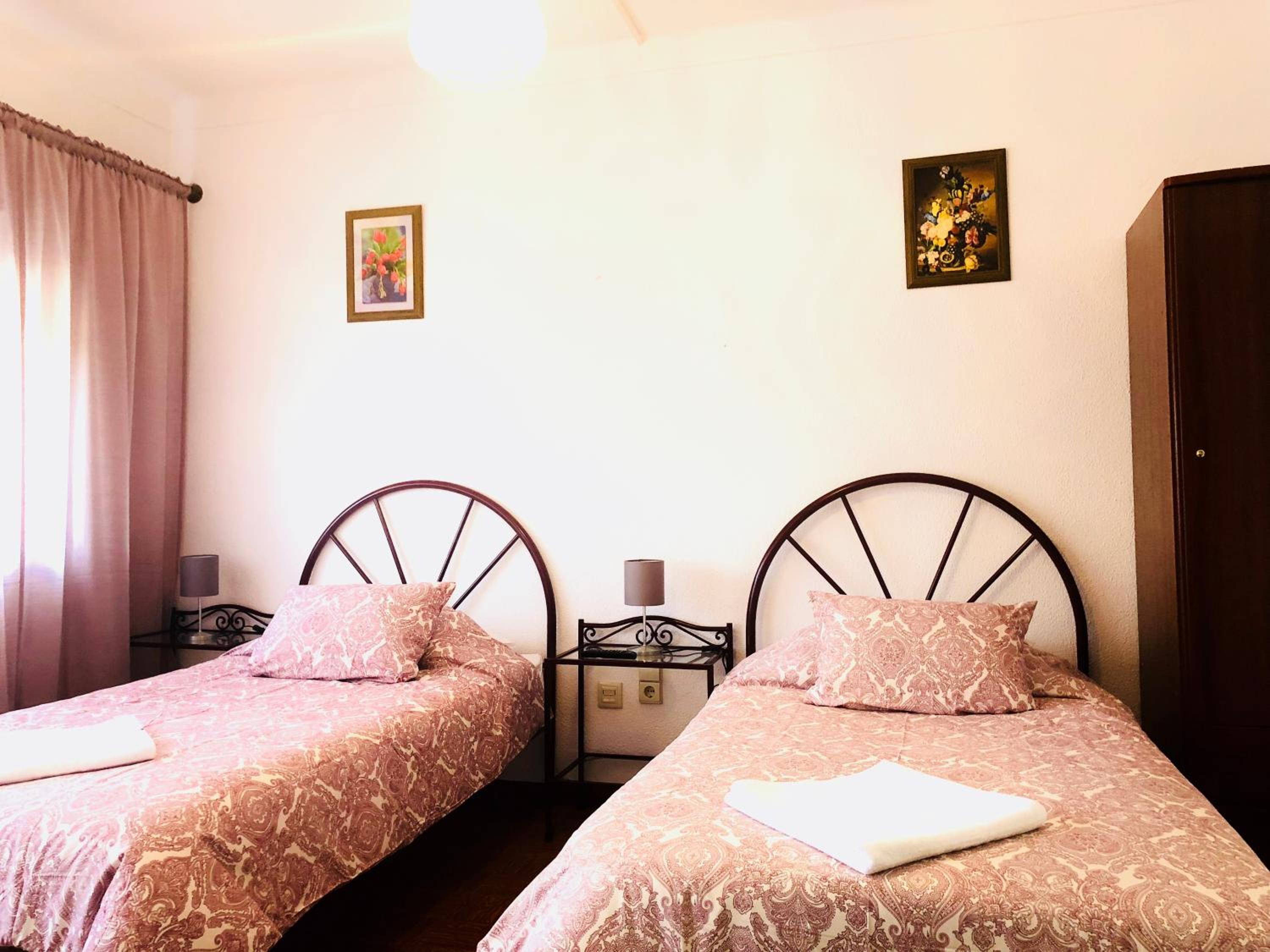 Twin Room with Private Bathroom photo 1