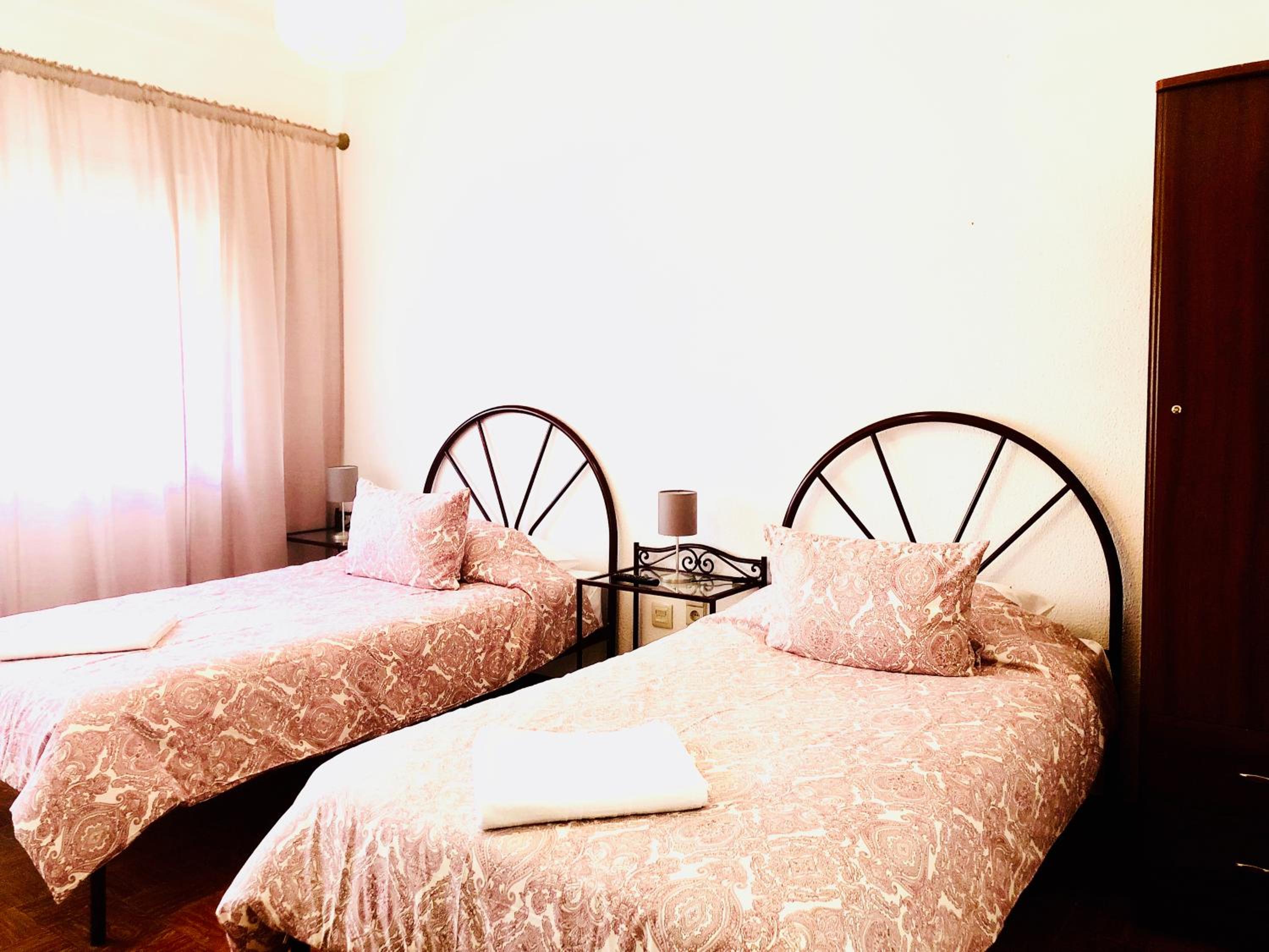 Twin Room with Private Bathroom photo 3