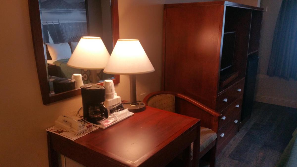 King Room - Non-Smoking photo 2