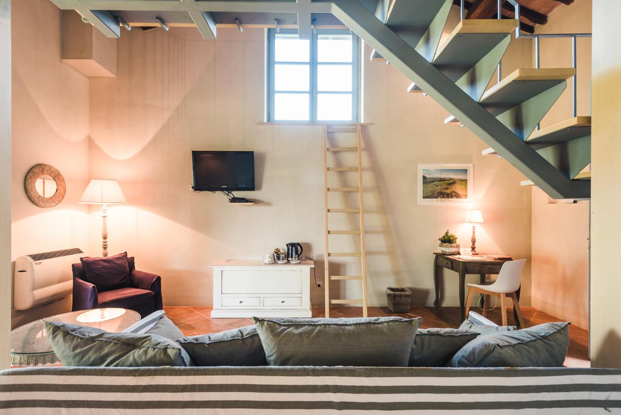 Studio - Split Level - Photo 2