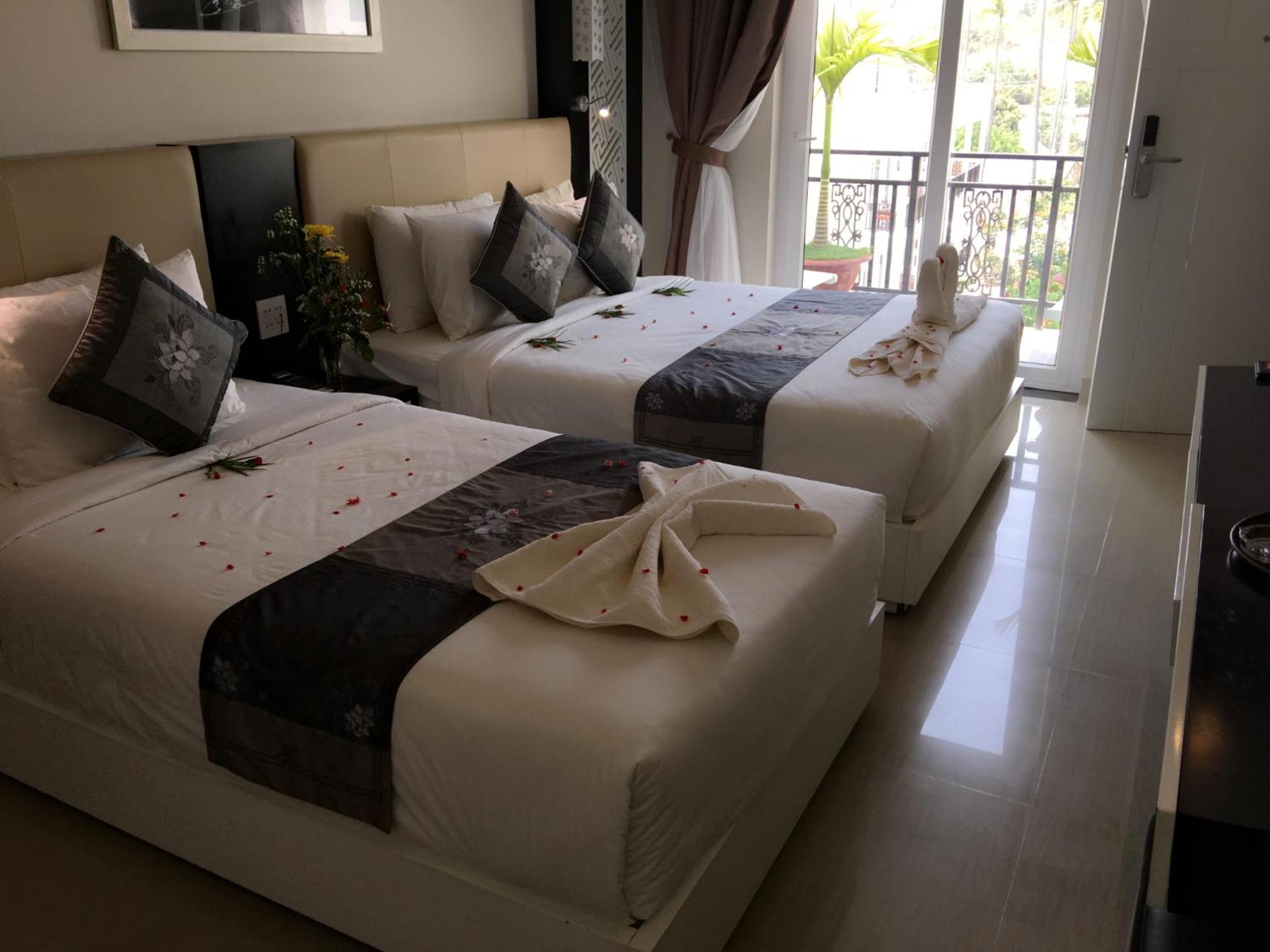 Family Room - Photo 6