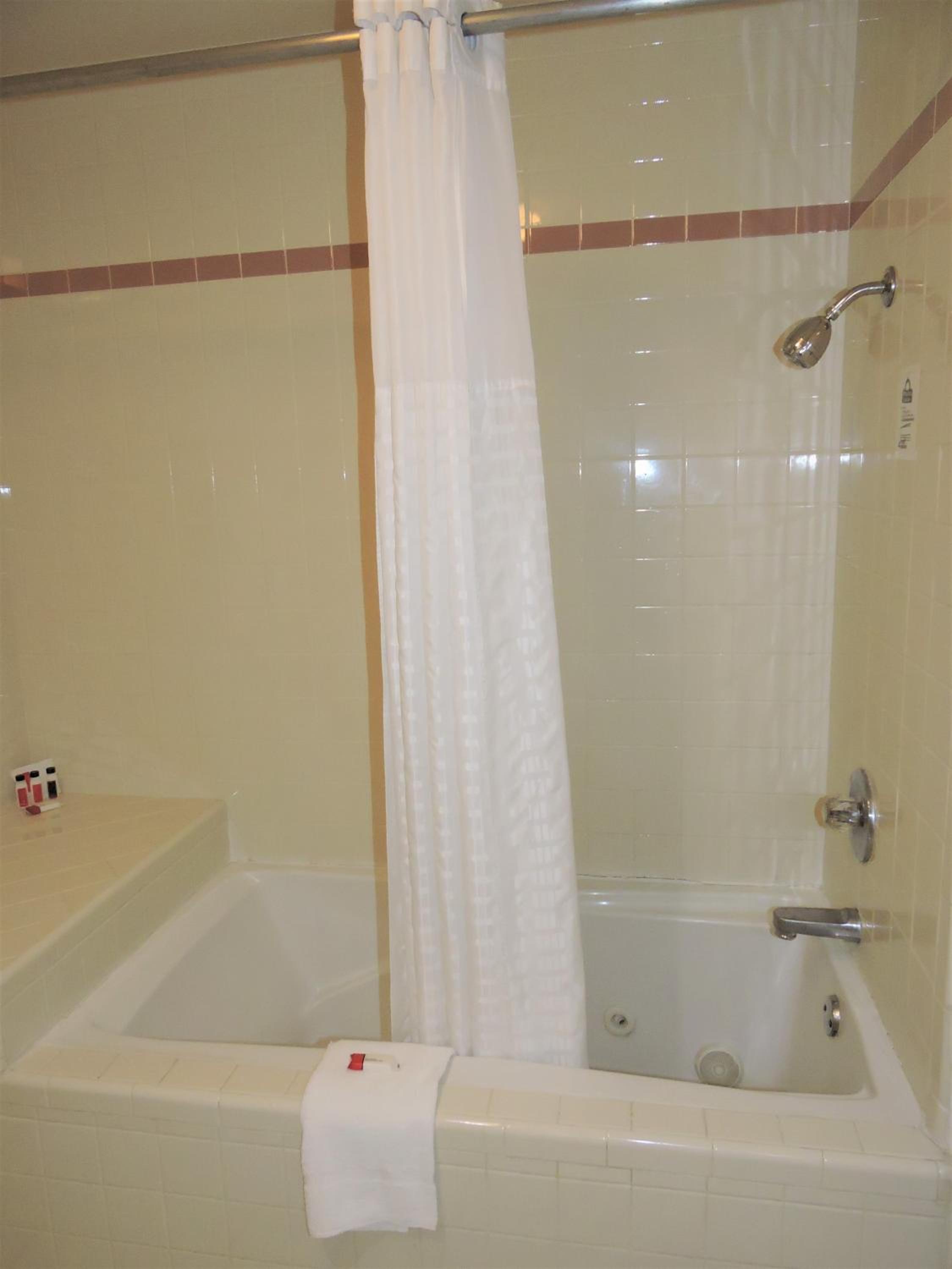 Queen Room with Two Queen Beds - Non-Smoking - Photo 2