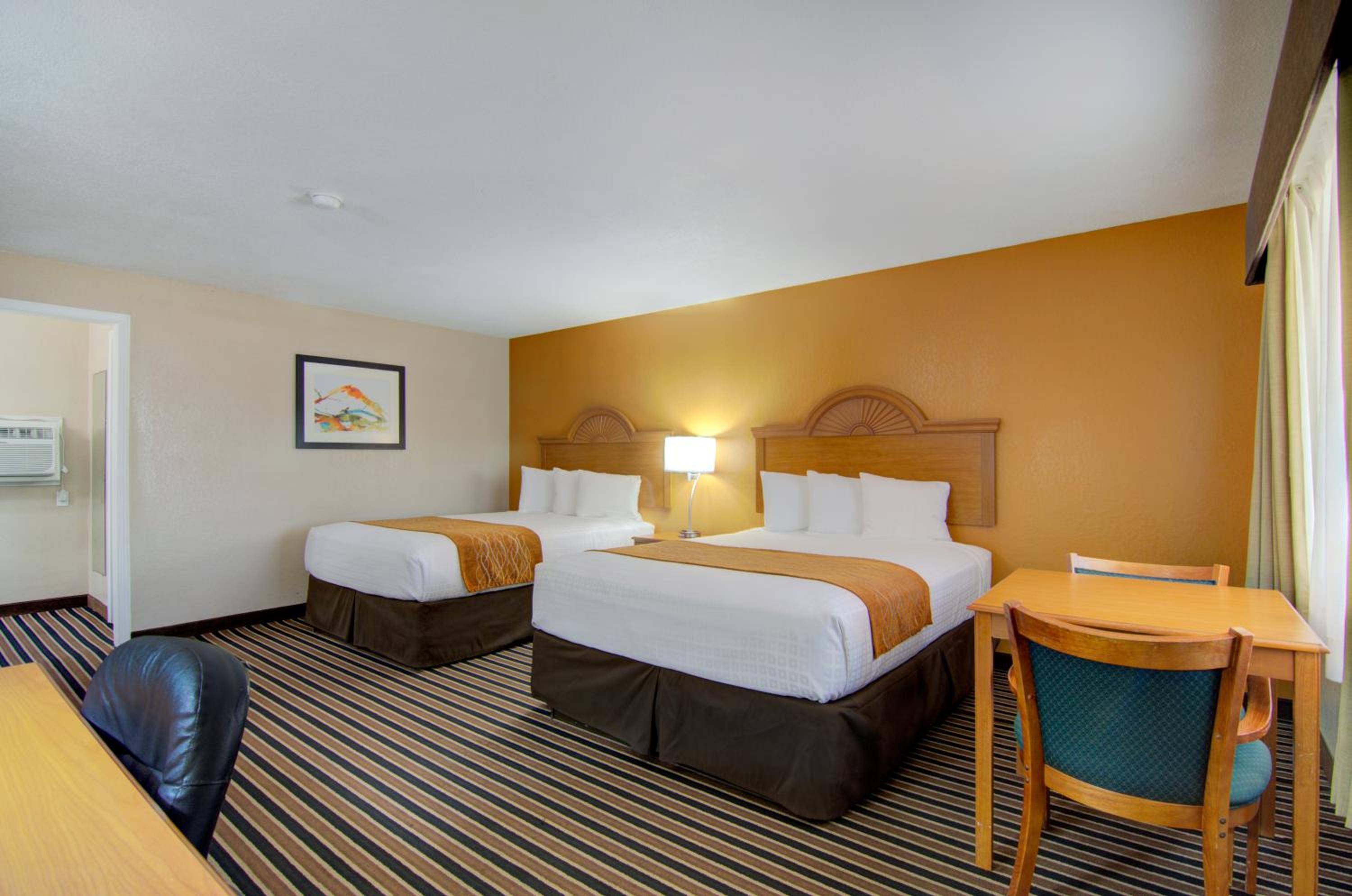 Queen Room with Two Queen Beds - Non-Smoking - Photo 12