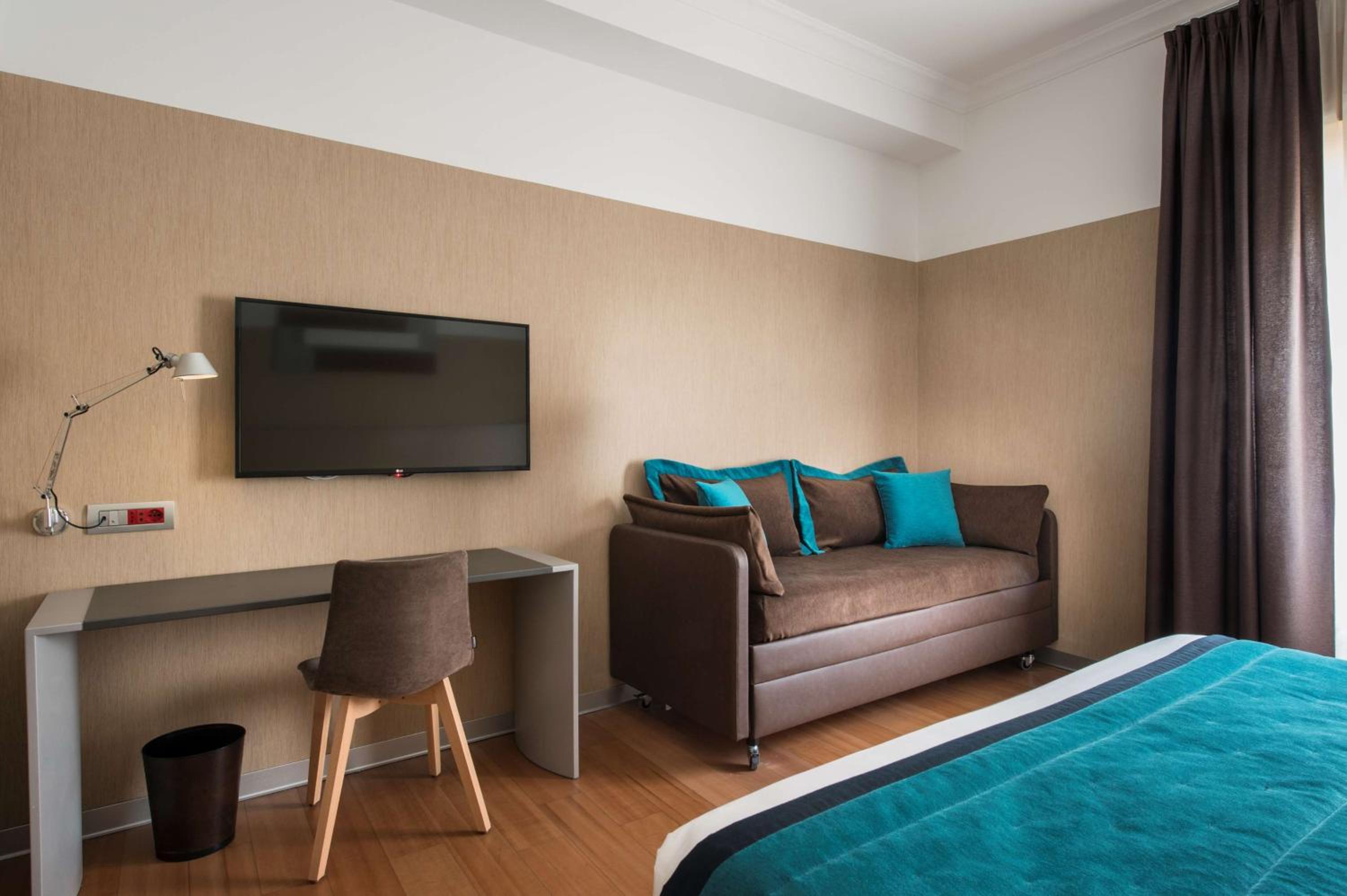 Family King Room with Bunk Beds - Photo 8