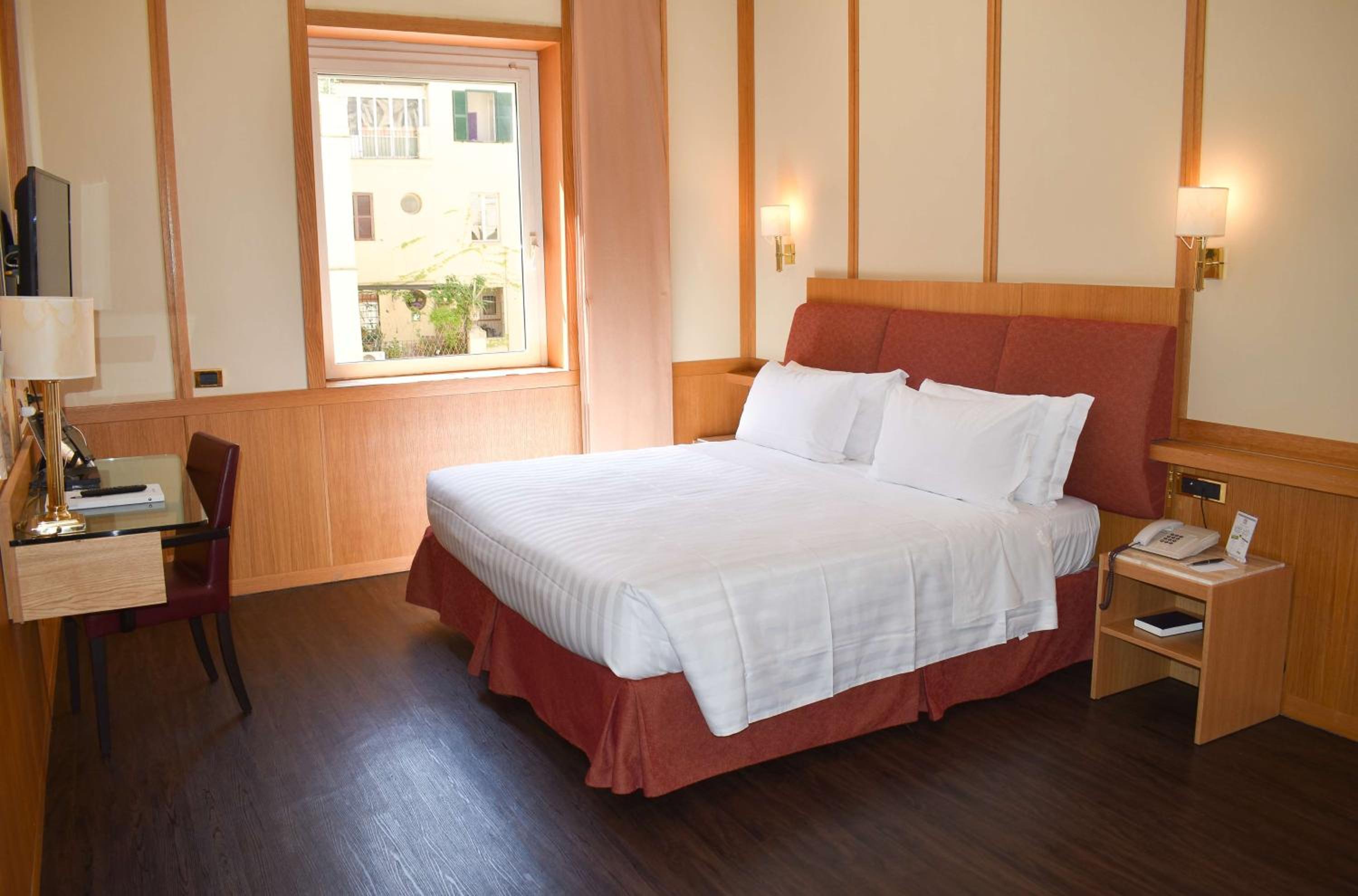 Superior King Room thumbnail 5