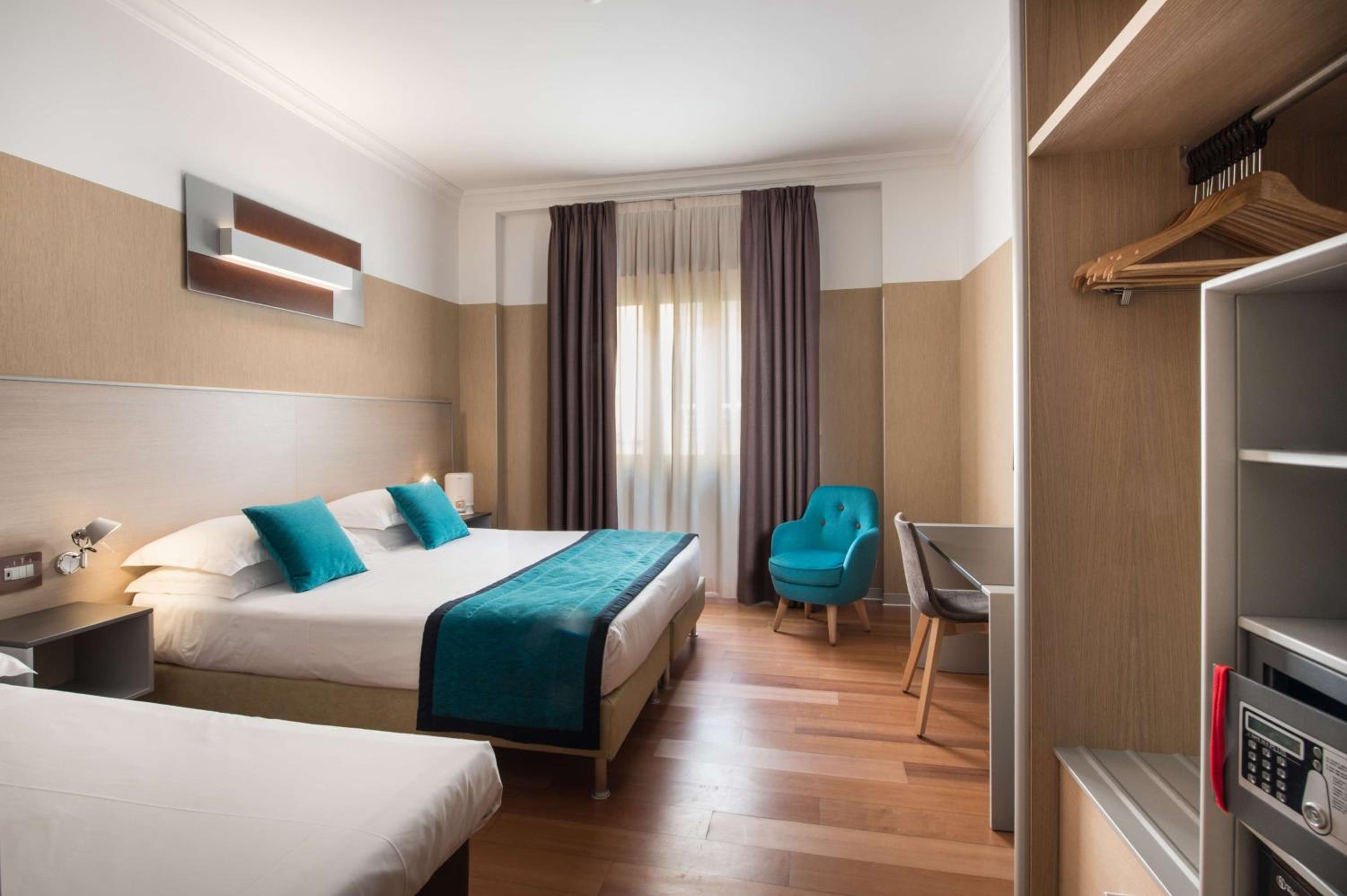 Deluxe King Room with Sofa Bed - Photo 3