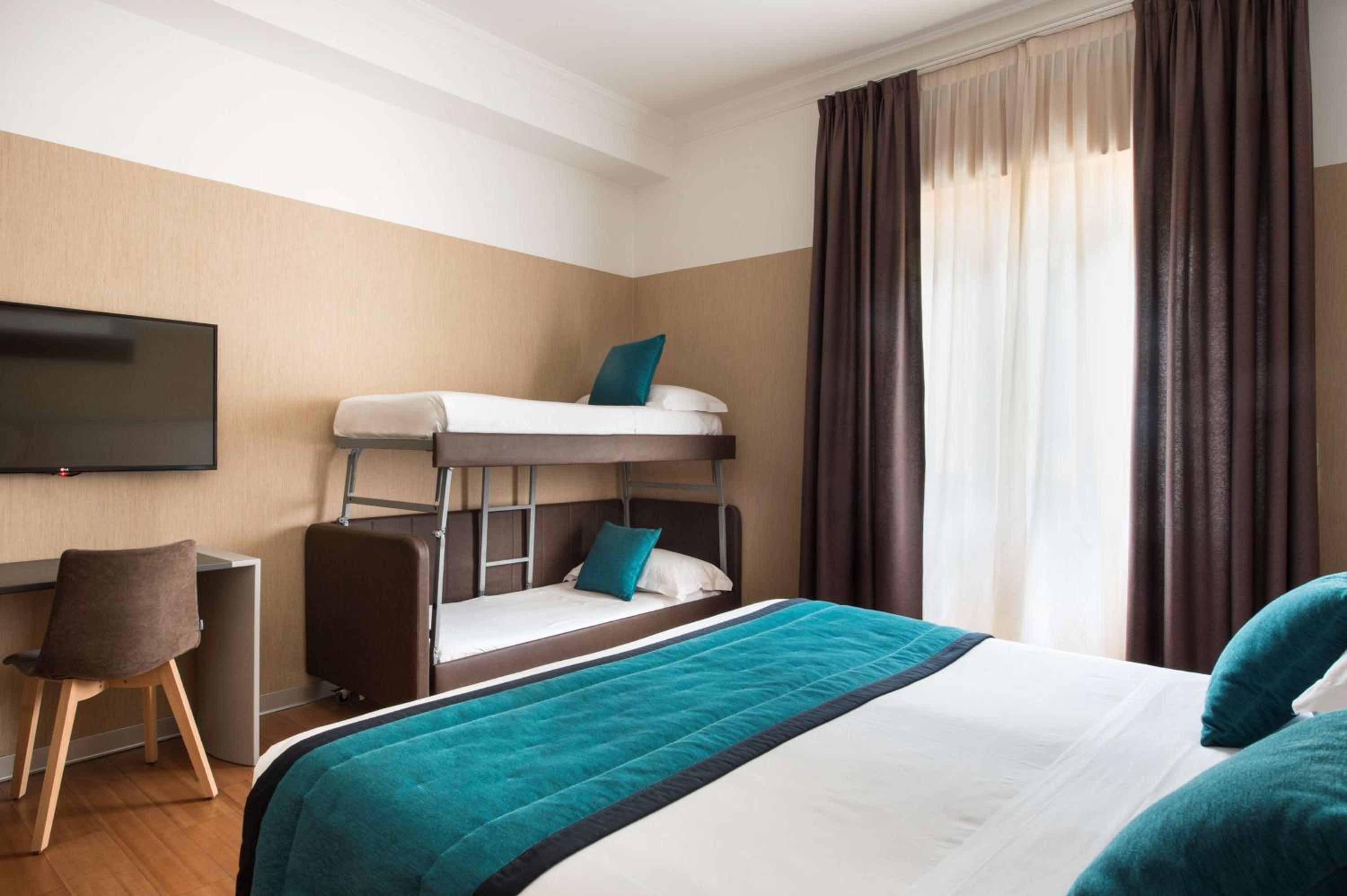 Family King Room with Bunk Beds - Photo 10