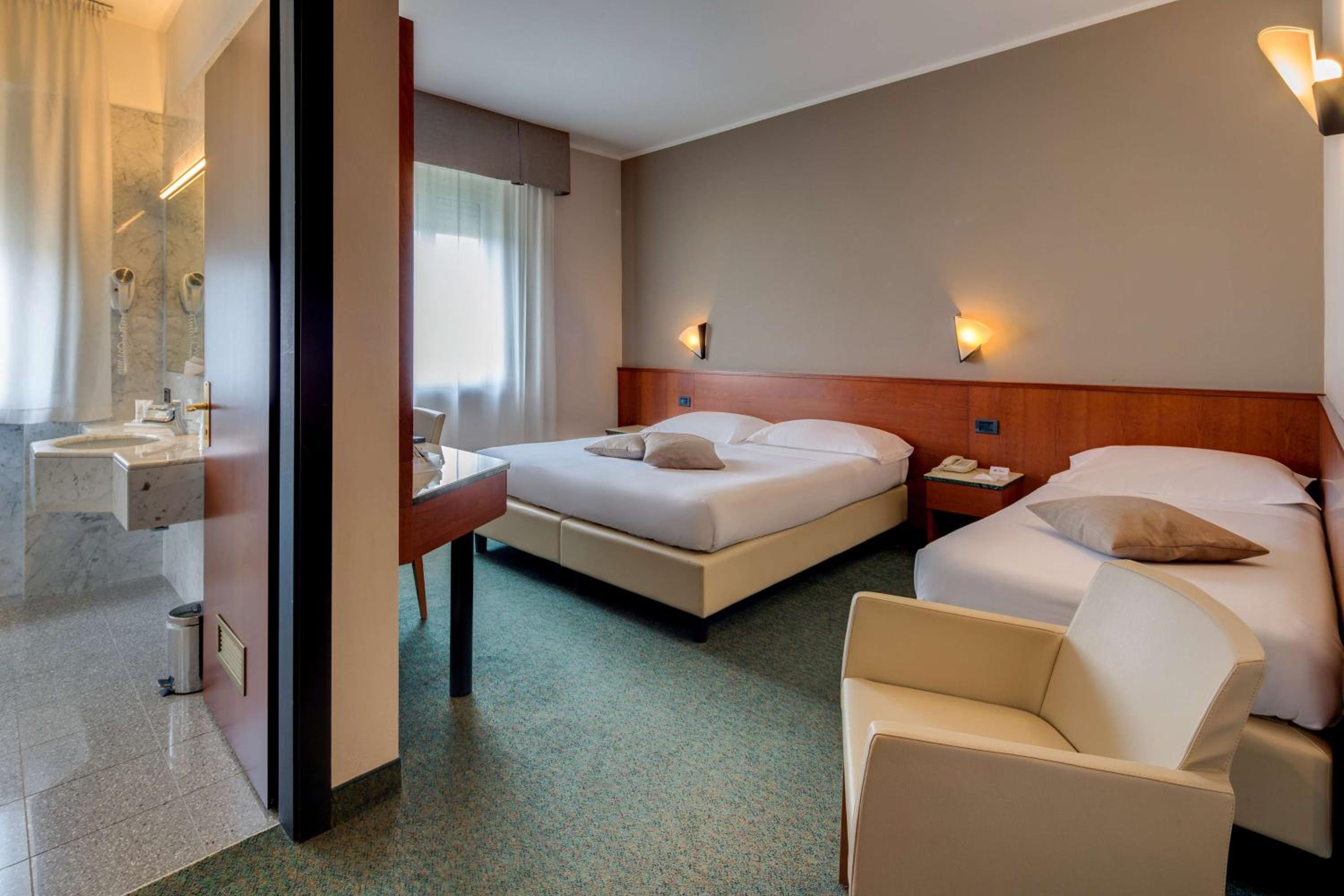 Classic Queen Room with Single Bed - Photo 1