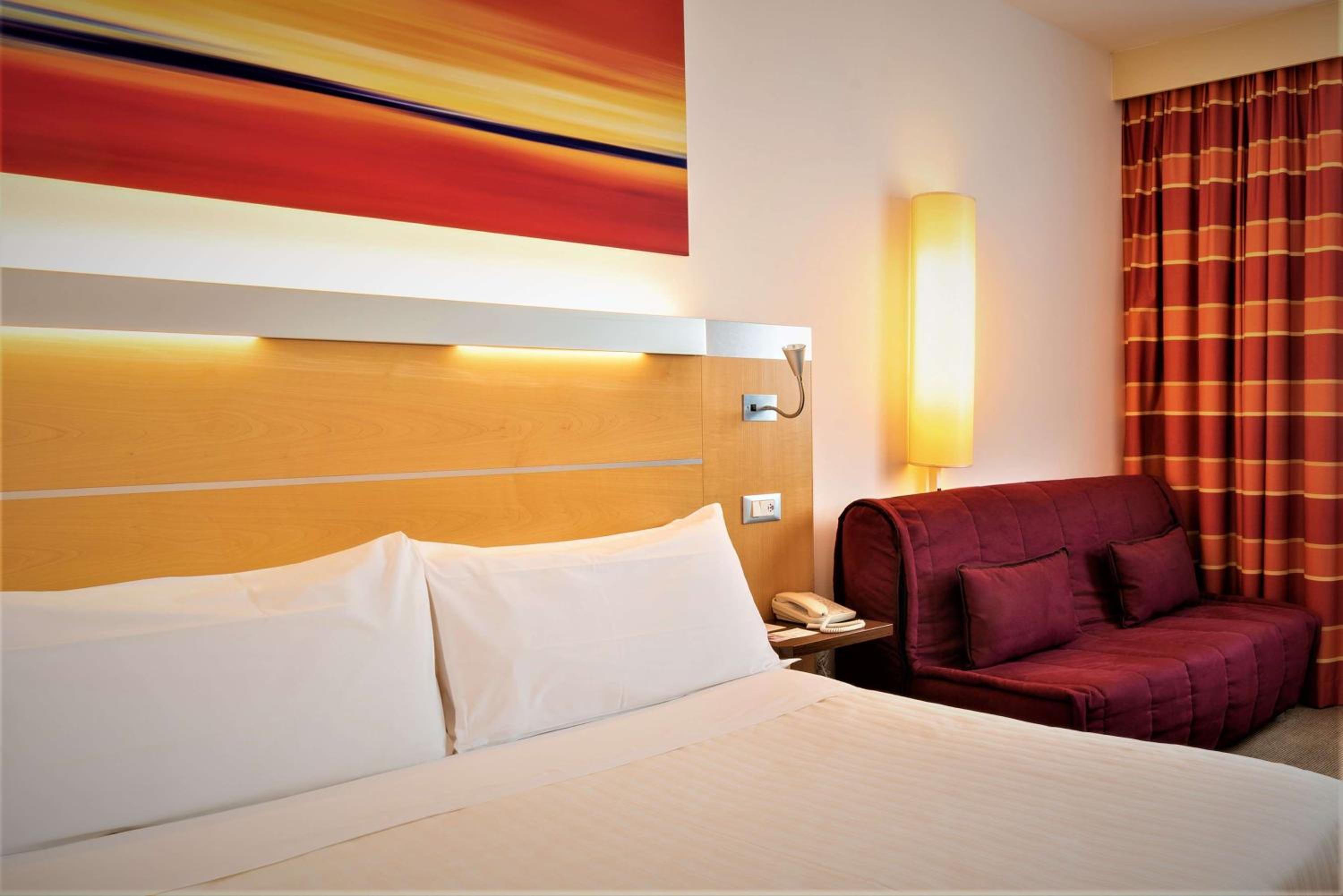 Family Queen Room with Sofa Bed - Photo 6