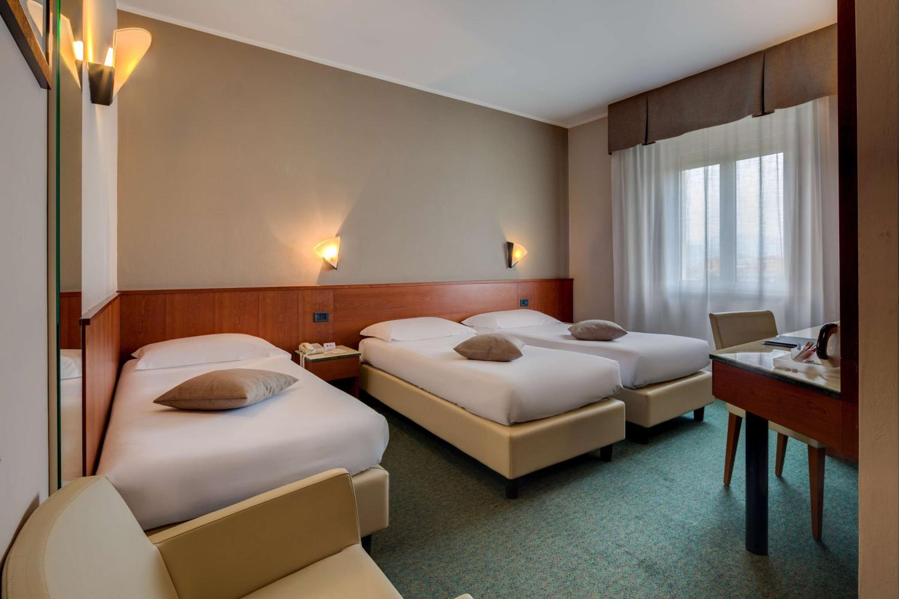 Classic Queen Room with Single Bed - Photo 9