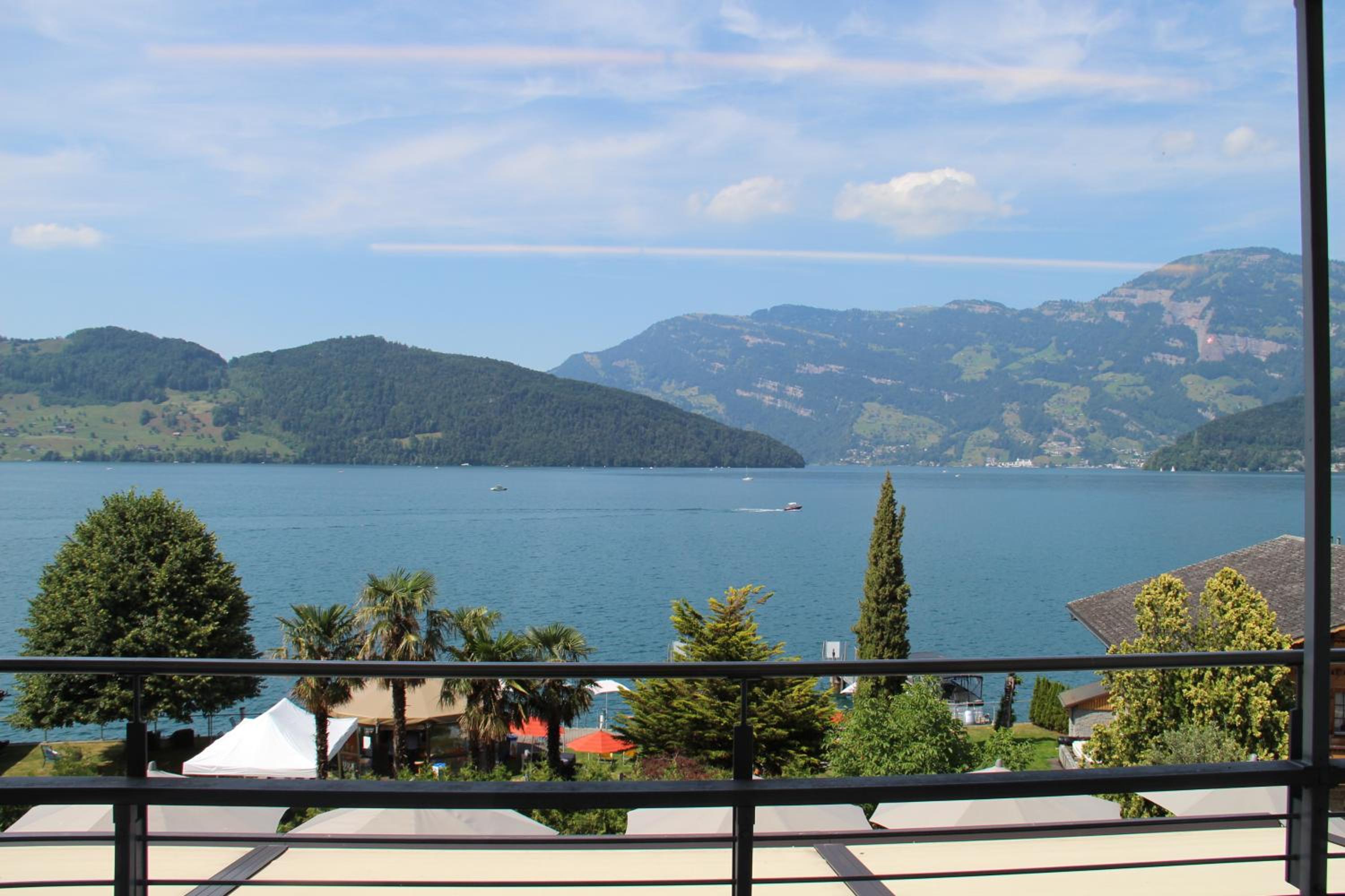 Deluxe Family Room with Lake View photo 3
