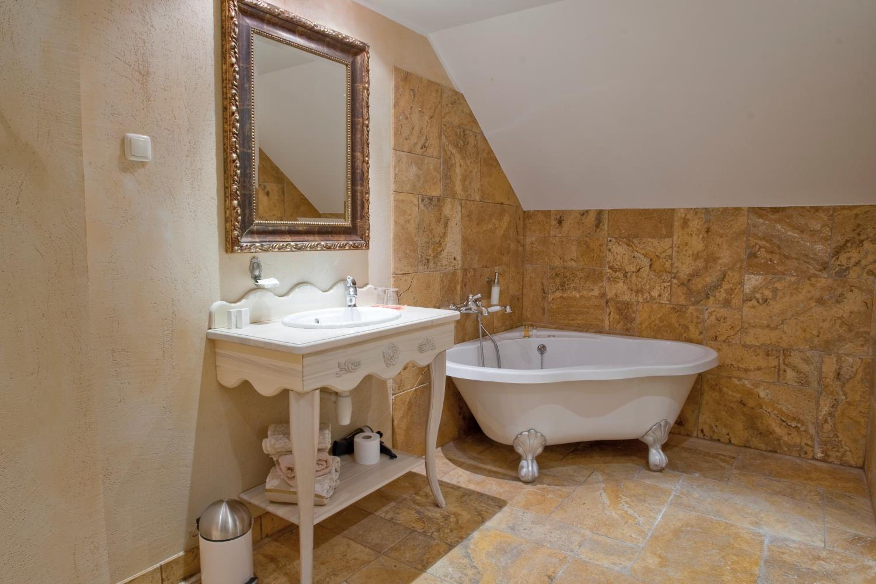 Deluxe Double Room with Spa Access - Photo 6
