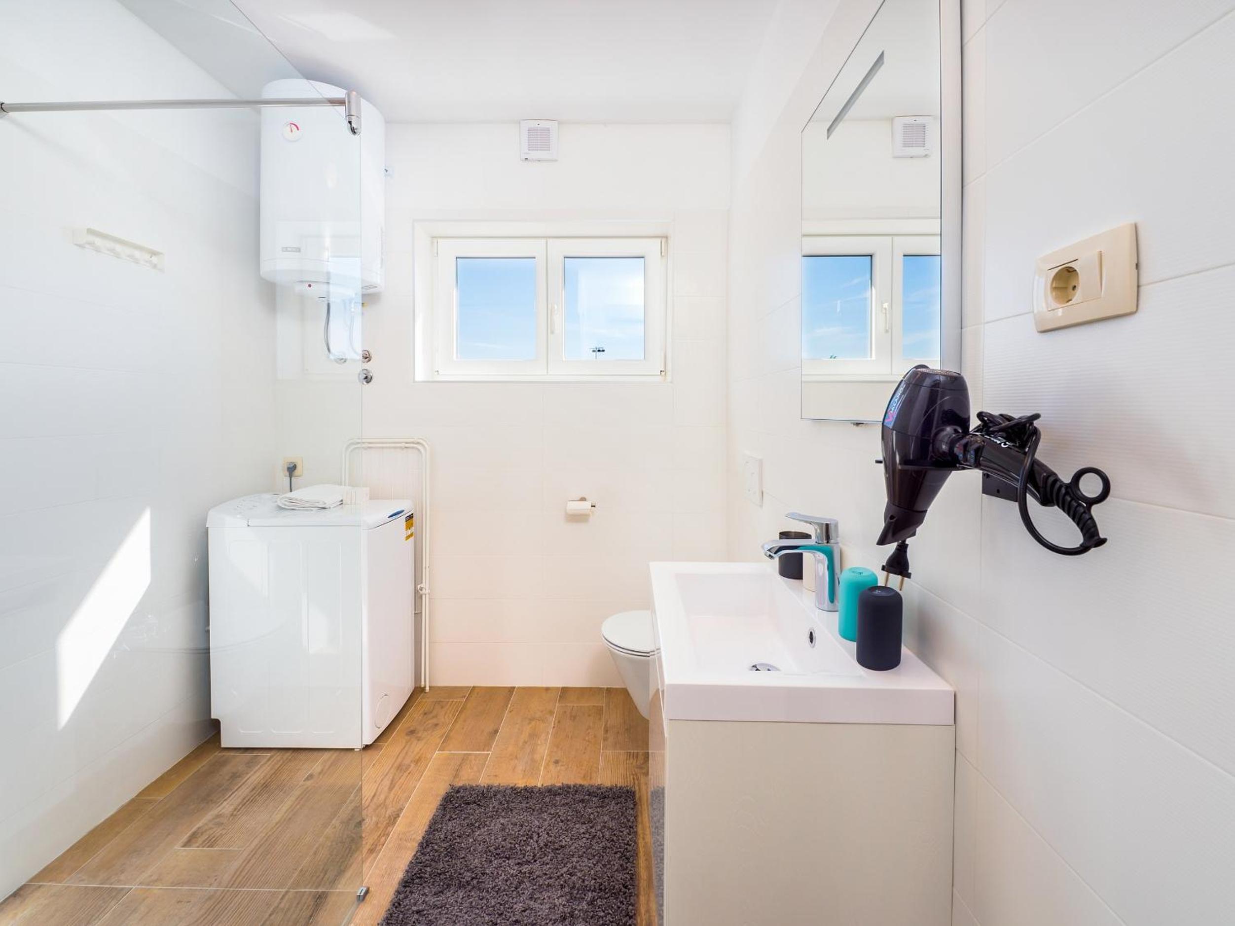 Apartment with Sea View - Photo 10