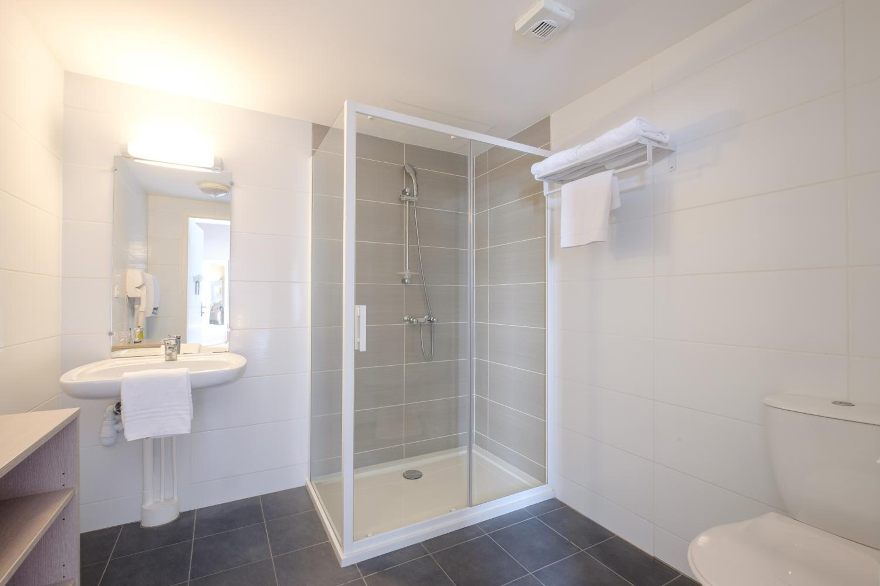 Superior Studio (Double Bed) View Basin - Photo 3