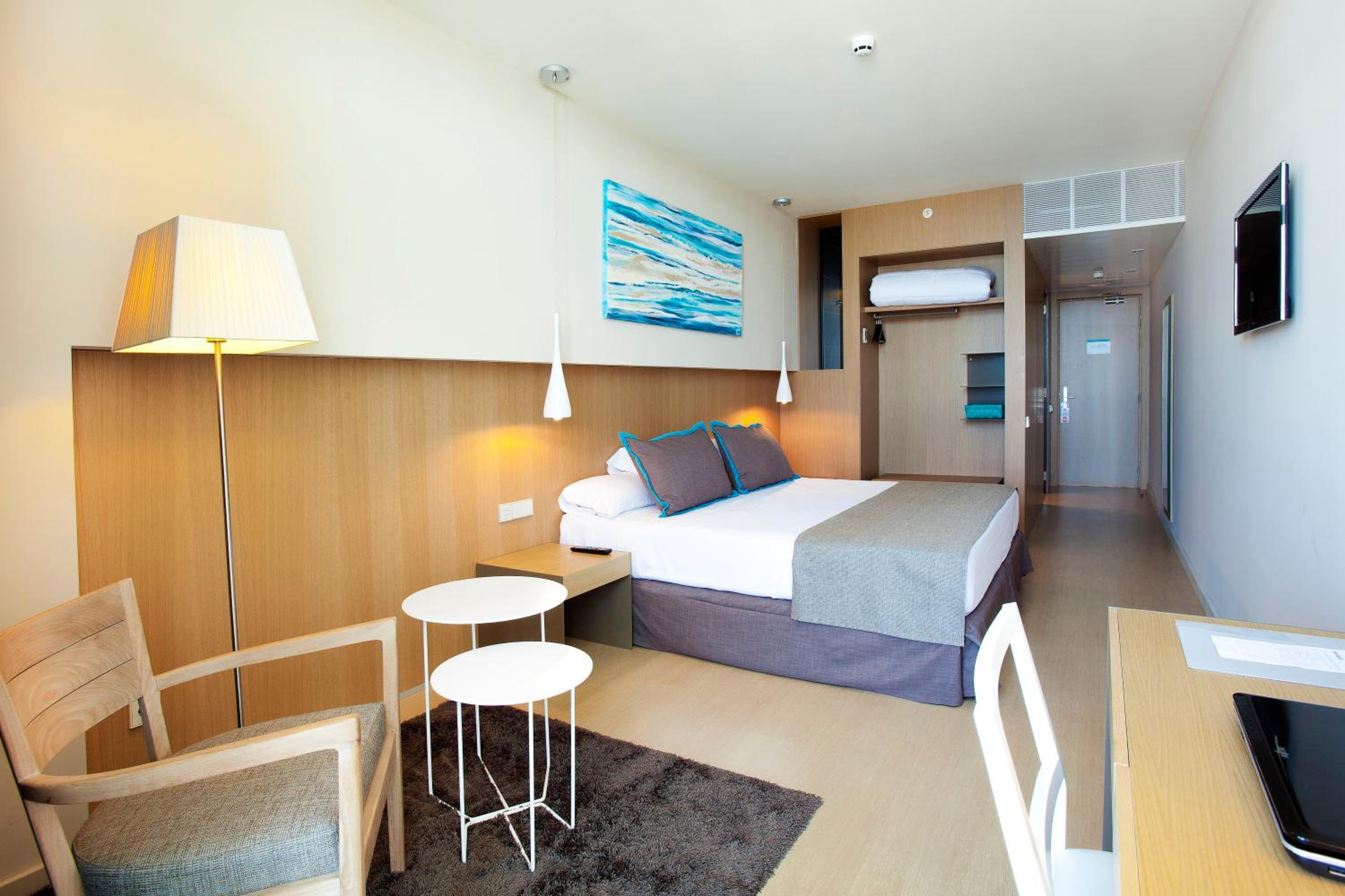 Double or Twin Room with Sea View - Photo 4