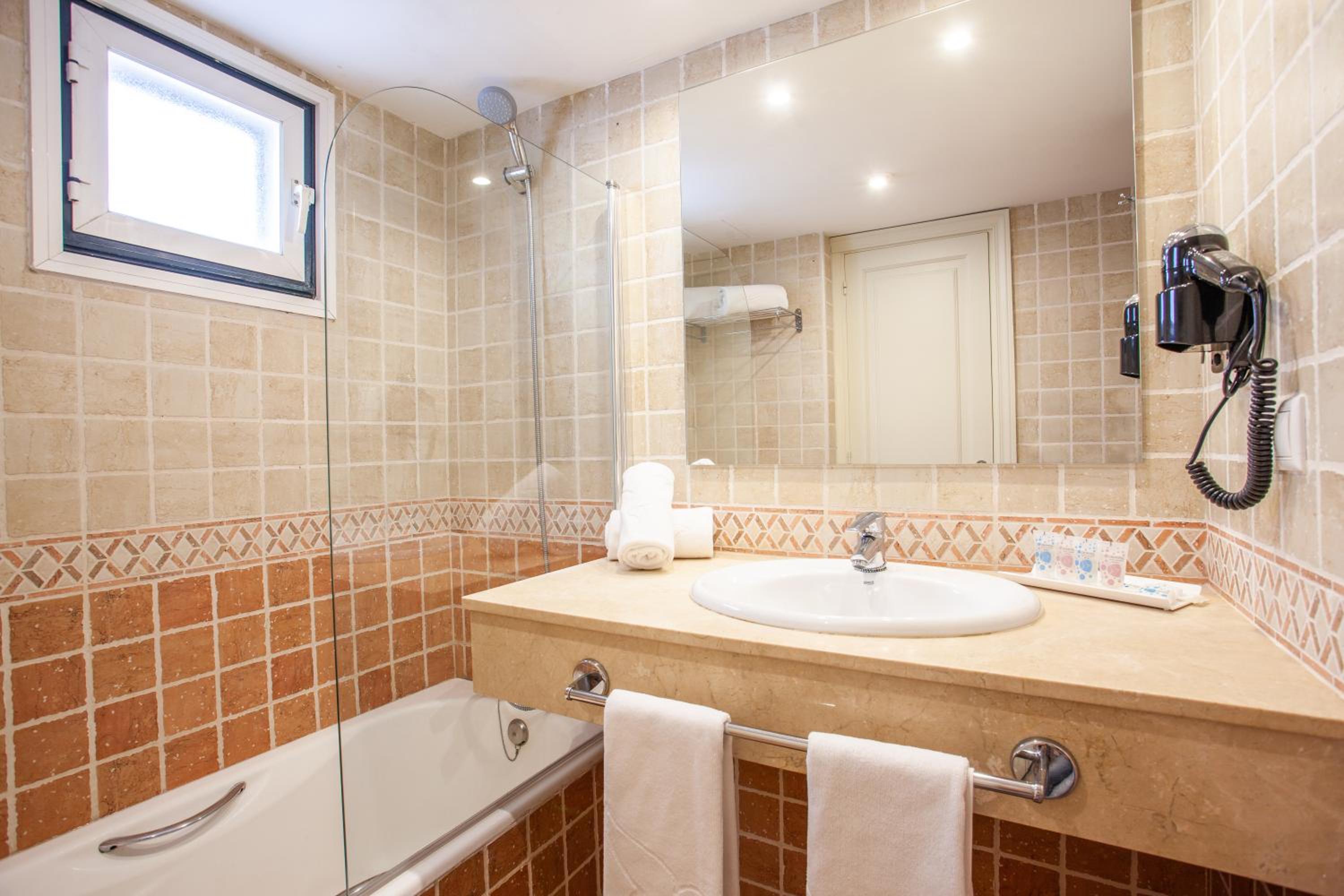 One-Bedroom Apartment (2 Adults + 2 Children) - Photo 4