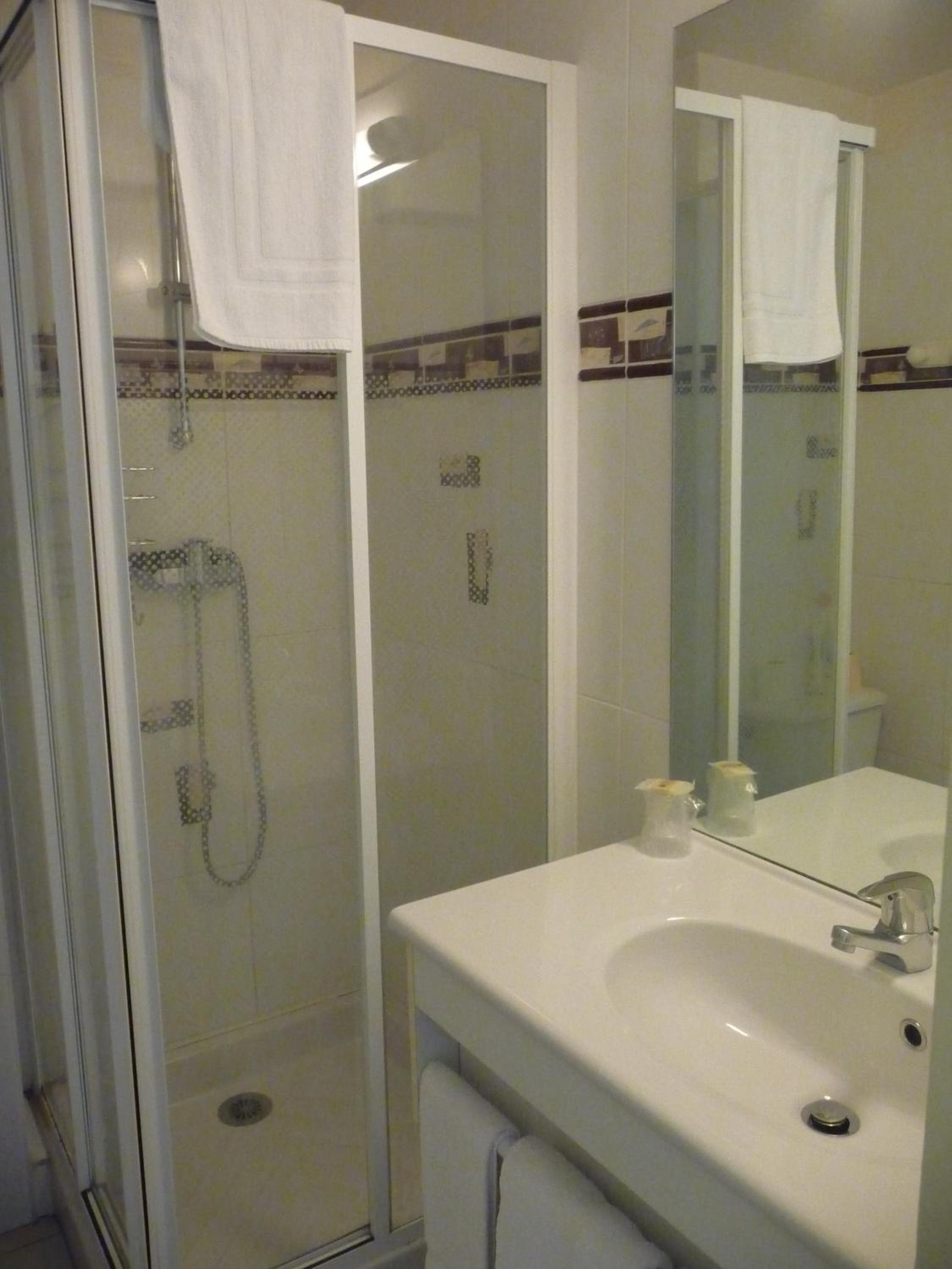 Twin Room - Photo 3