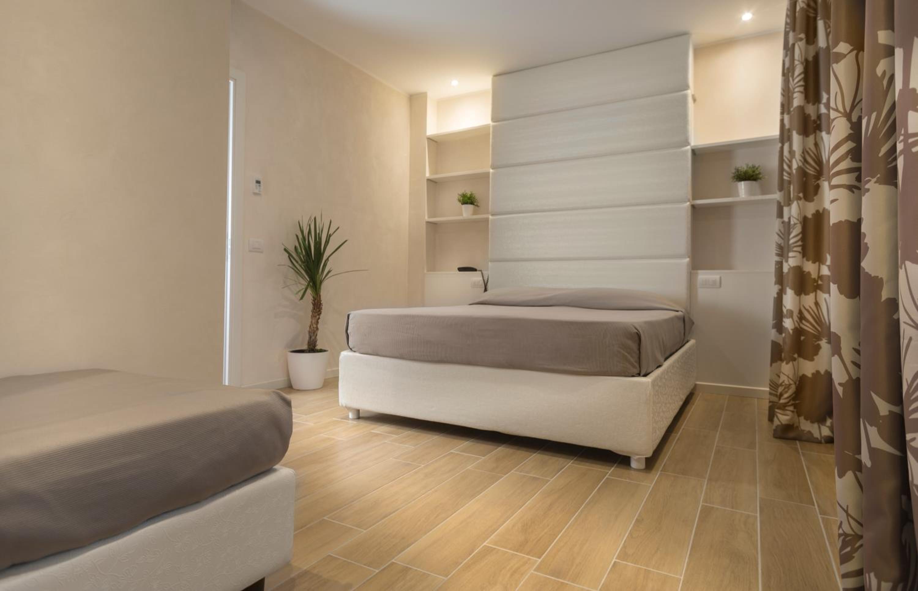 One Bedroom Apartment with Lateral Sea View