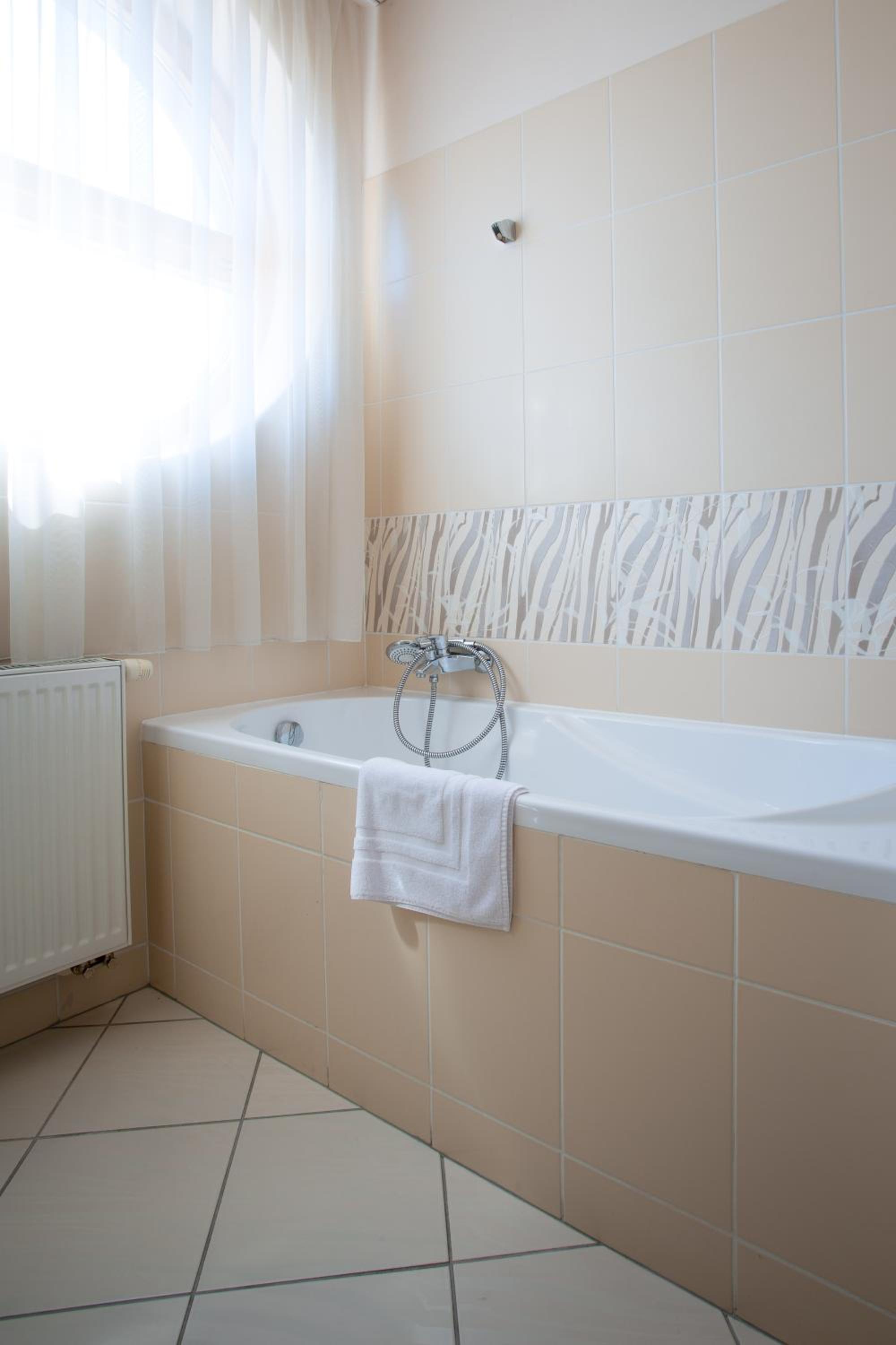 One-Bedroom Suite - Photo 2