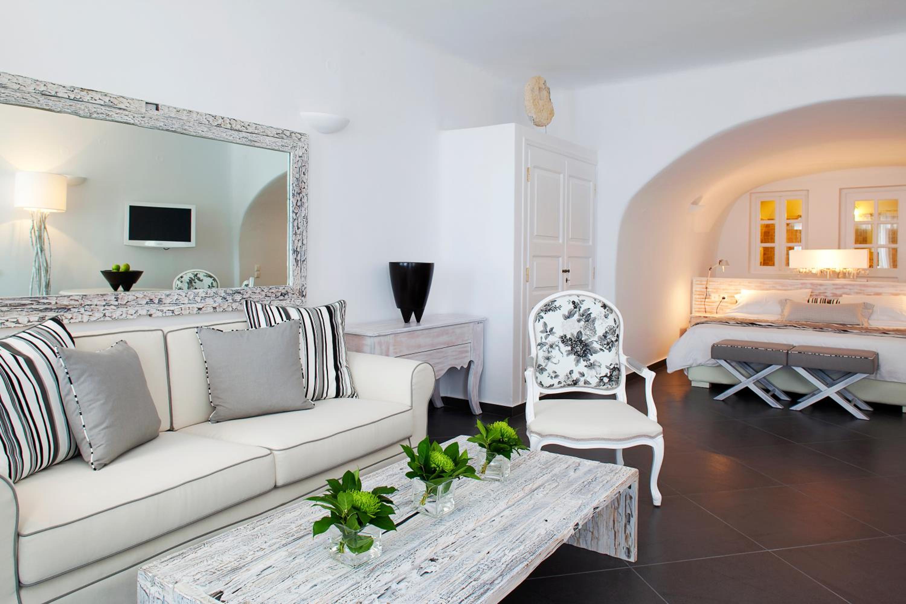 Superior Suite with Sea View and Hot Tub - Photo 9