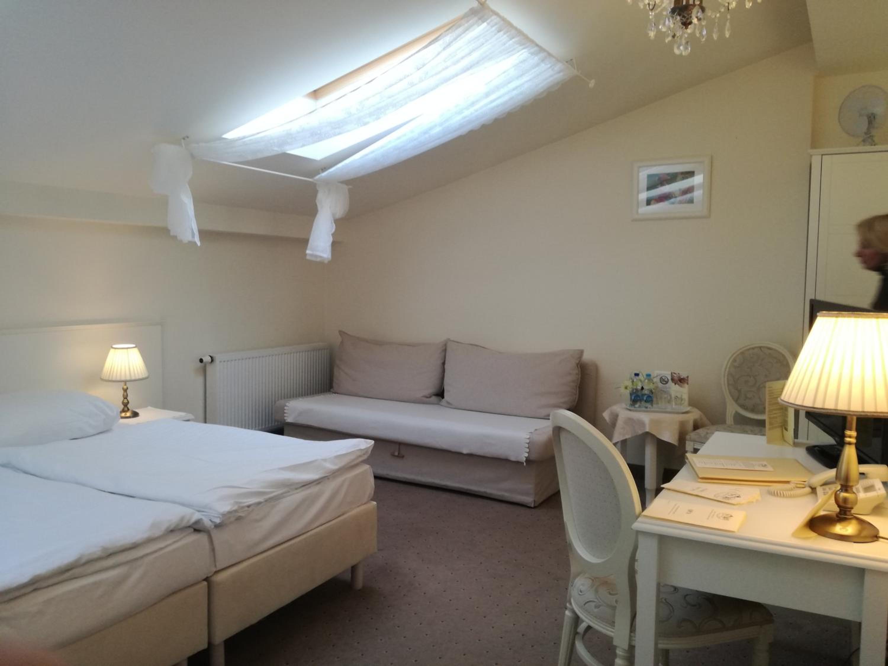 Standard Double or Twin Room - Photo 2