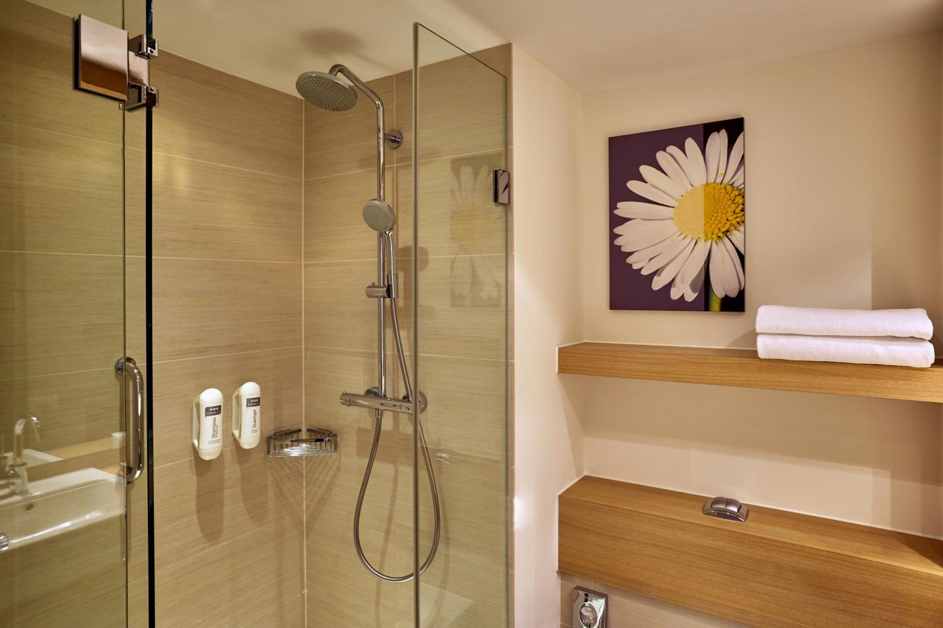 Comfort Queen Room photo 3