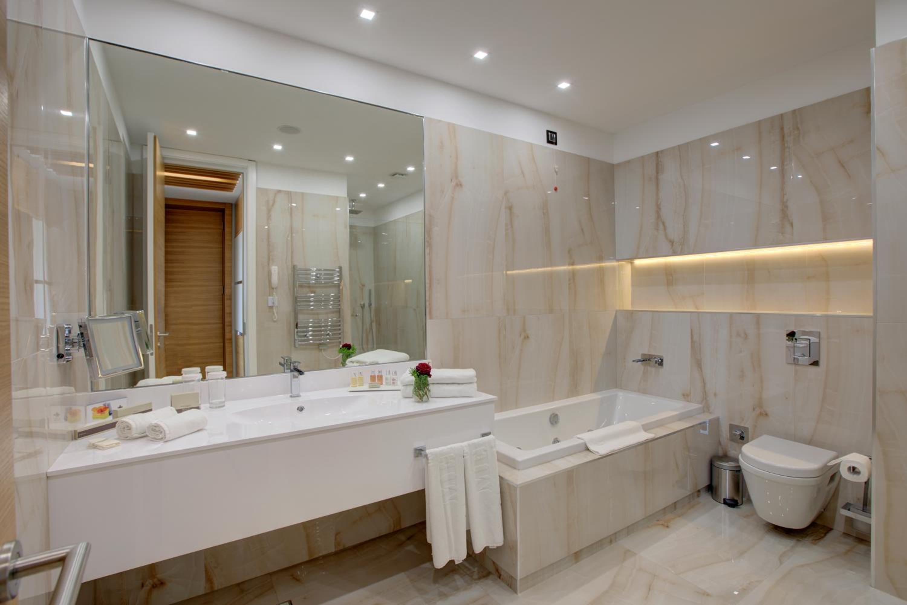 Deluxe King Suite photo 2