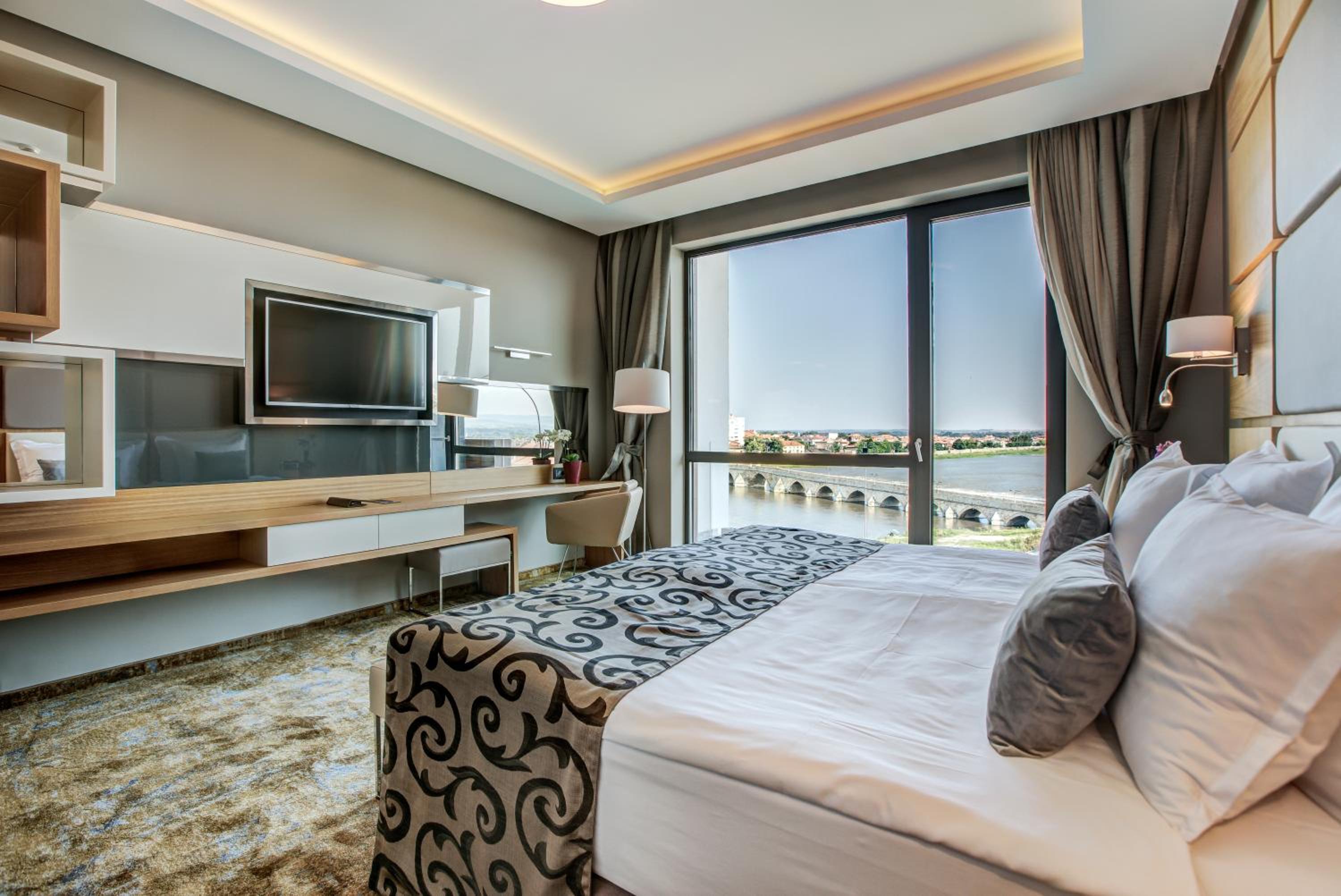 Deluxe King Suite photo 3