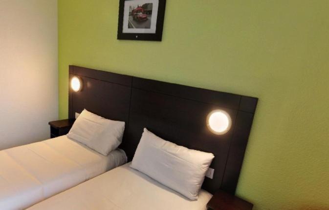 2 Single Beds - Photo 4
