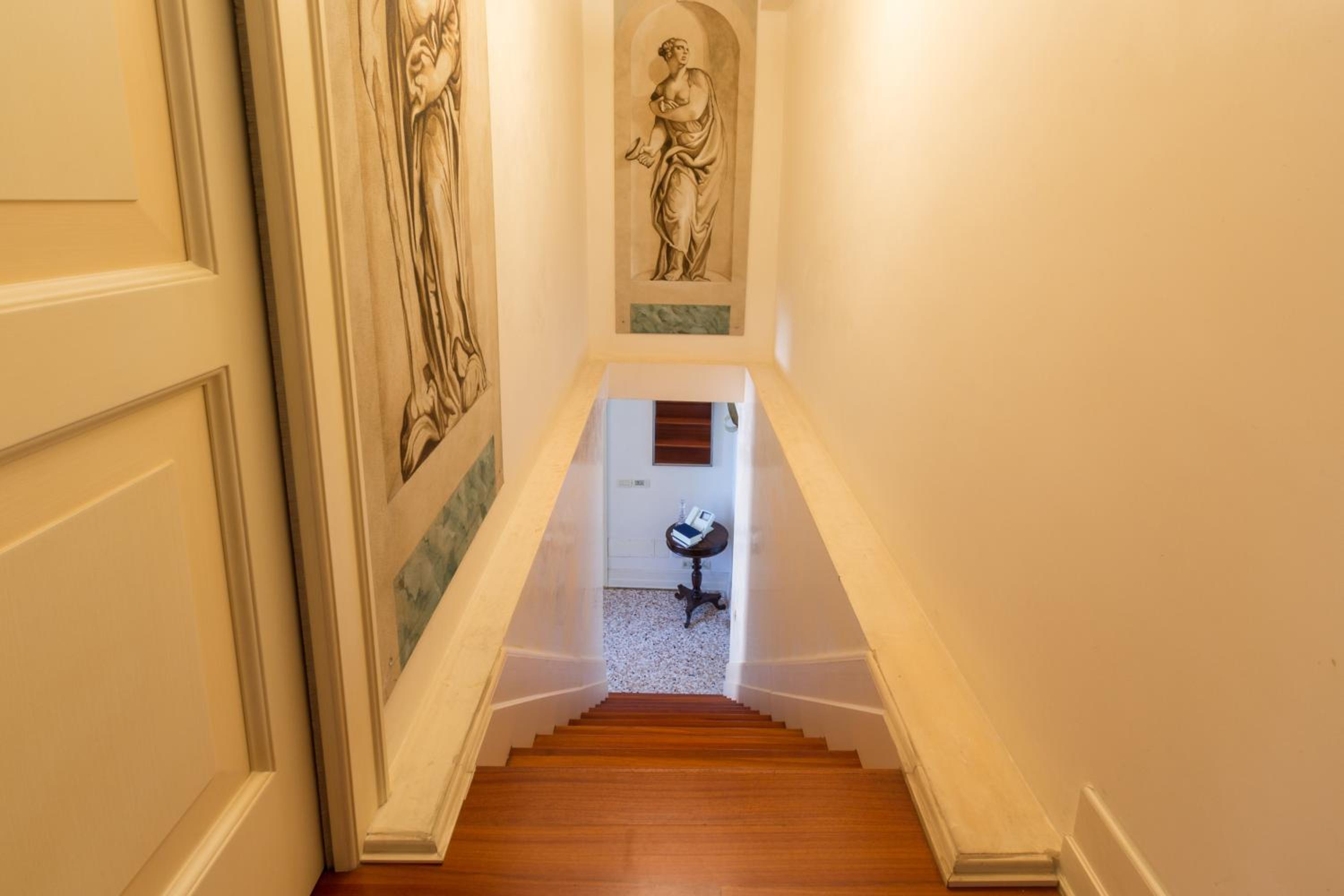 Apartment - Split Level photo 3