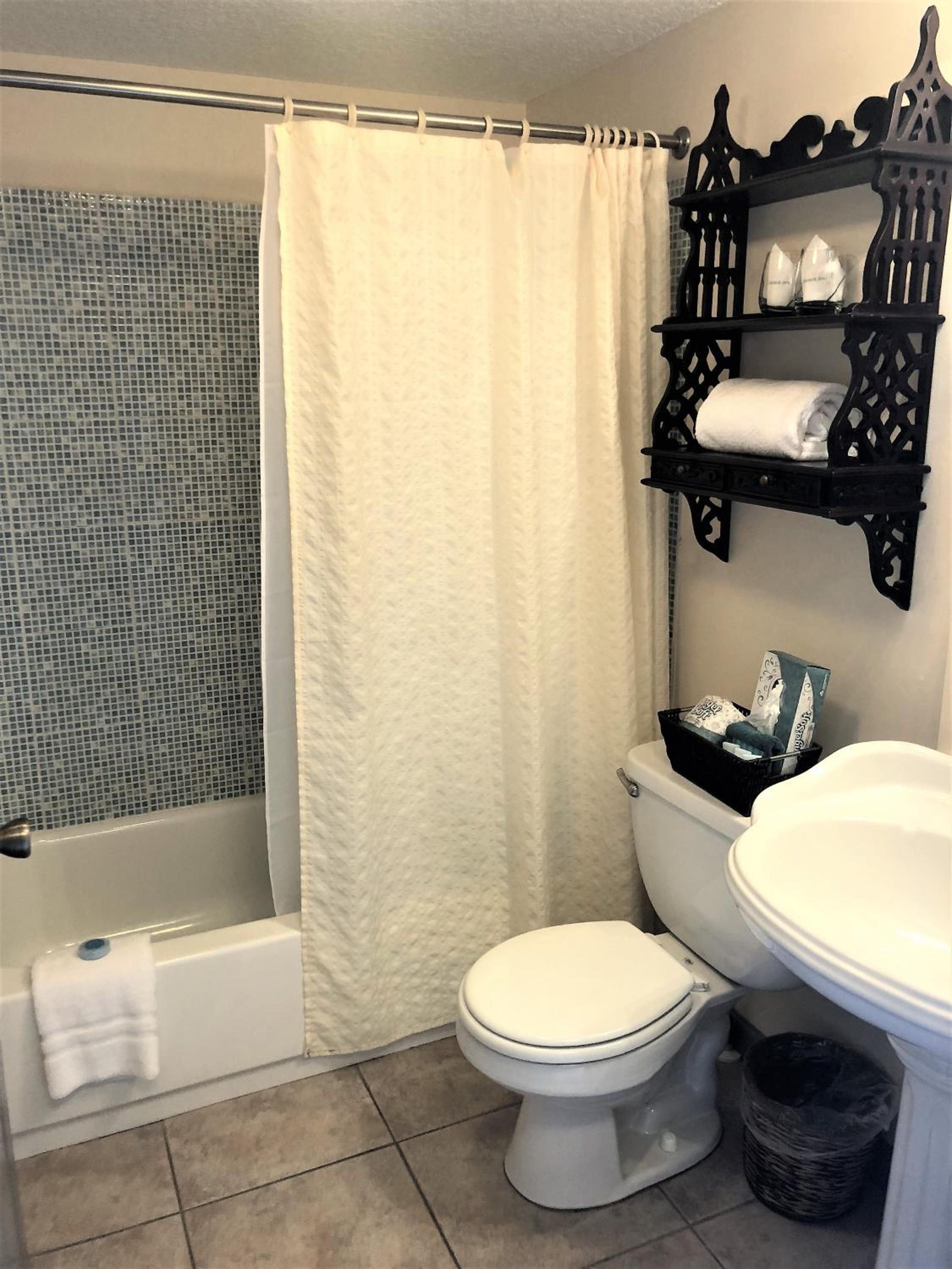 Deluxe King Room with Balcony - Photo 6