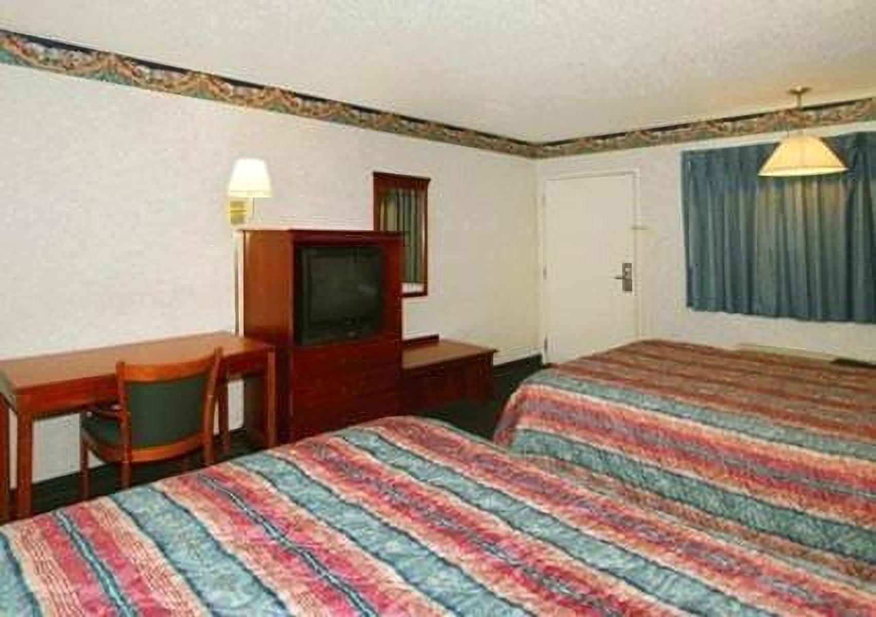 Queen Room with Two Queen Beds - Non-Smoking photo 2